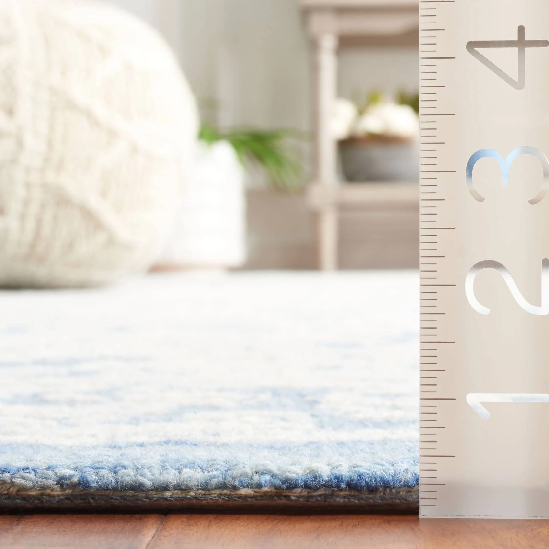 SAFAVIEH Handmade Ebony Oligerta Modern Wool Rug
