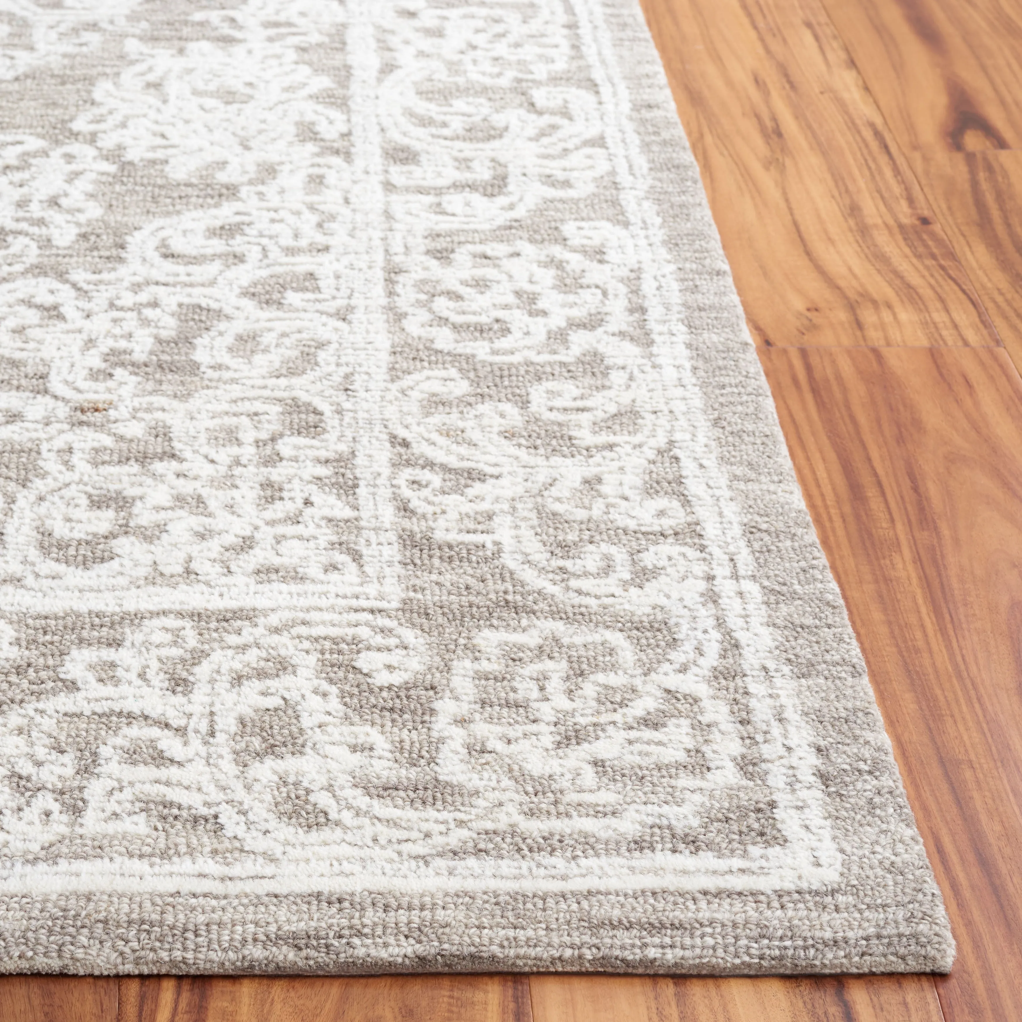 SAFAVIEH Handmade Ebony Oligerta Modern Wool Rug