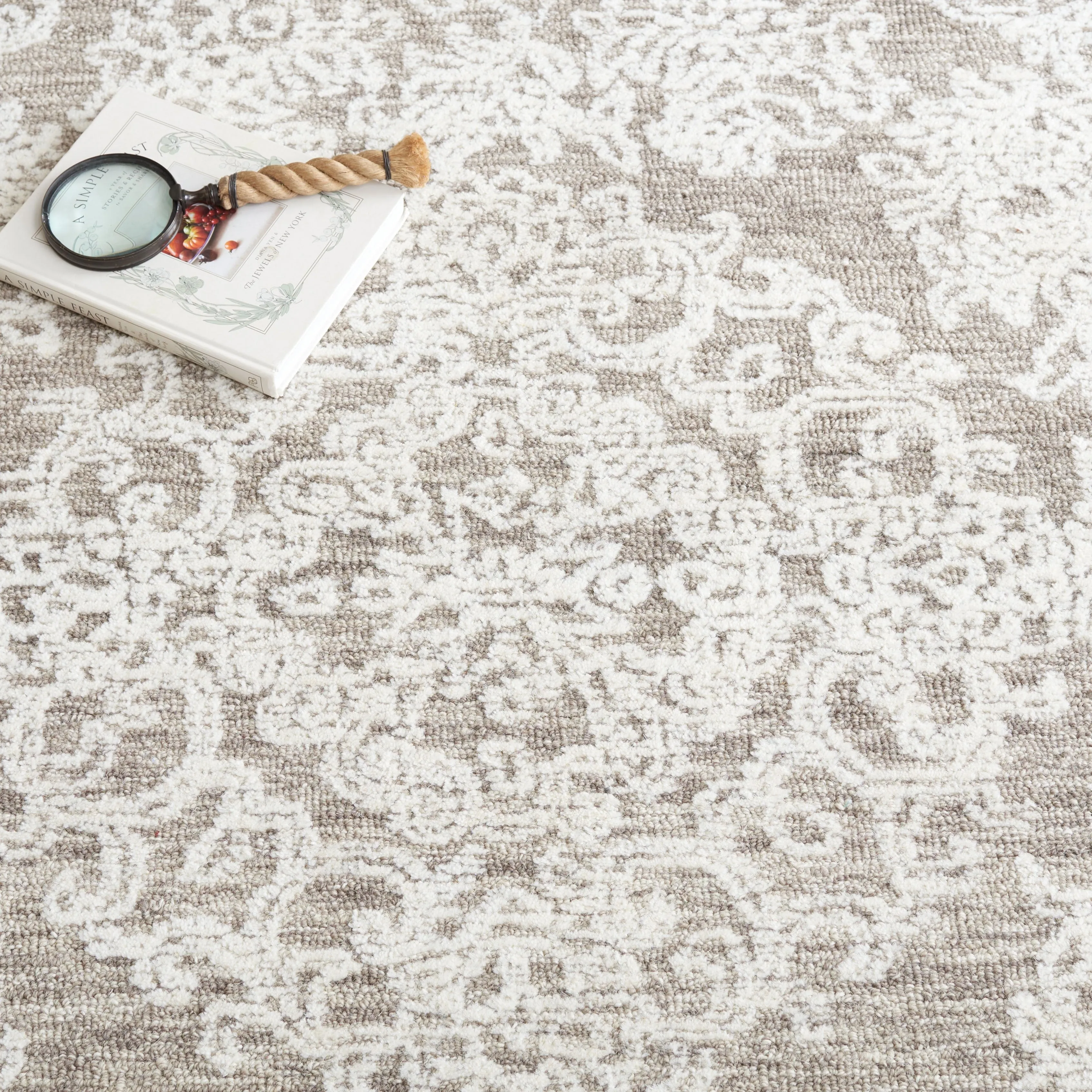 SAFAVIEH Handmade Ebony Oligerta Modern Wool Rug