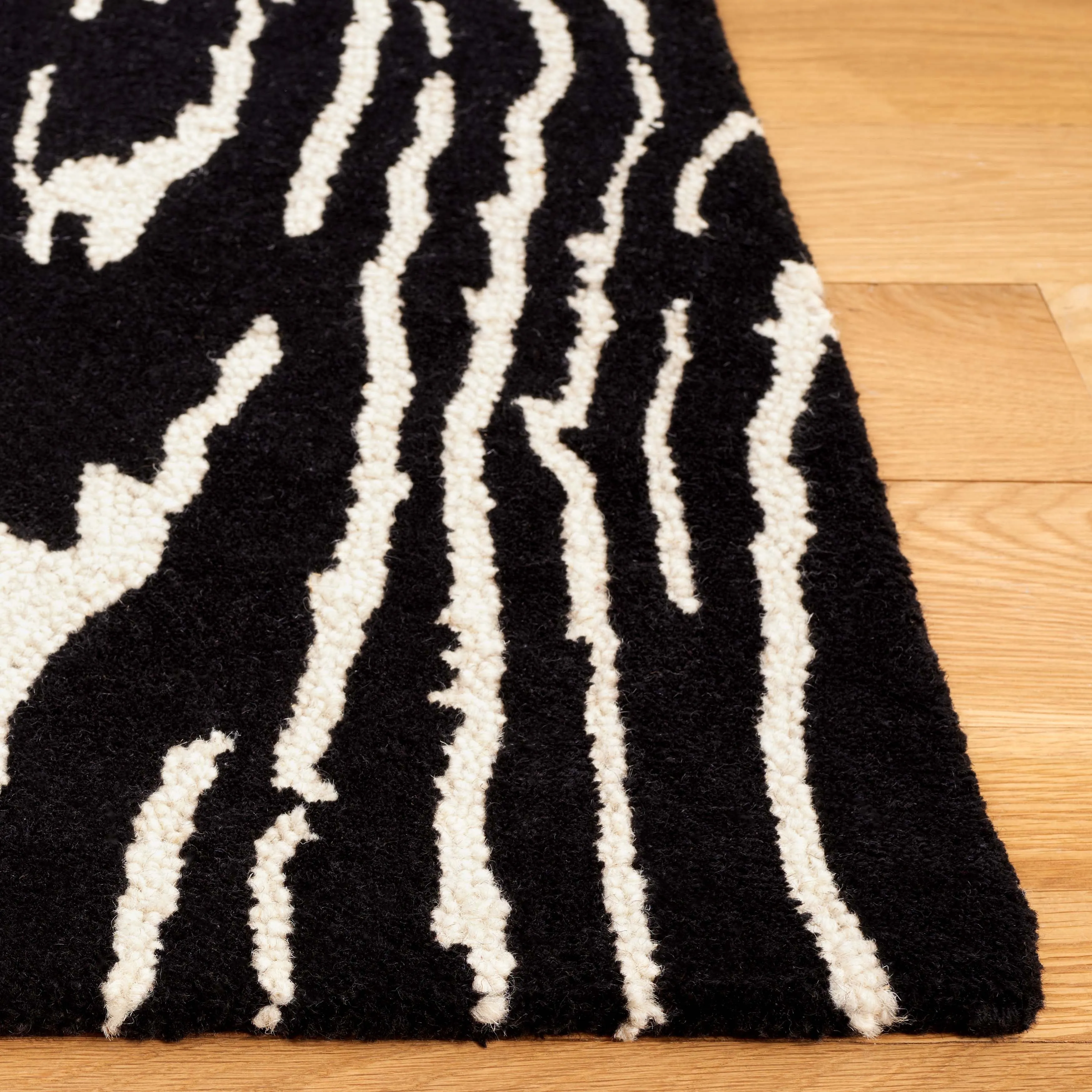 SAFAVIEH Handmade Ebony Thouraya Modern & Contemporary Wool Rug