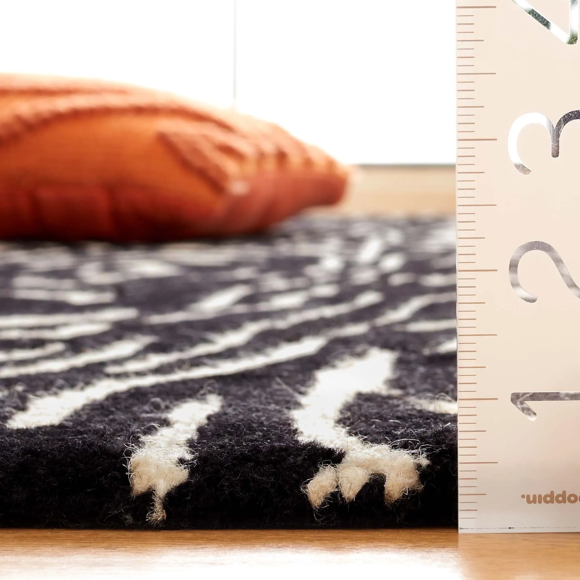 SAFAVIEH Handmade Ebony Thouraya Modern & Contemporary Wool Rug