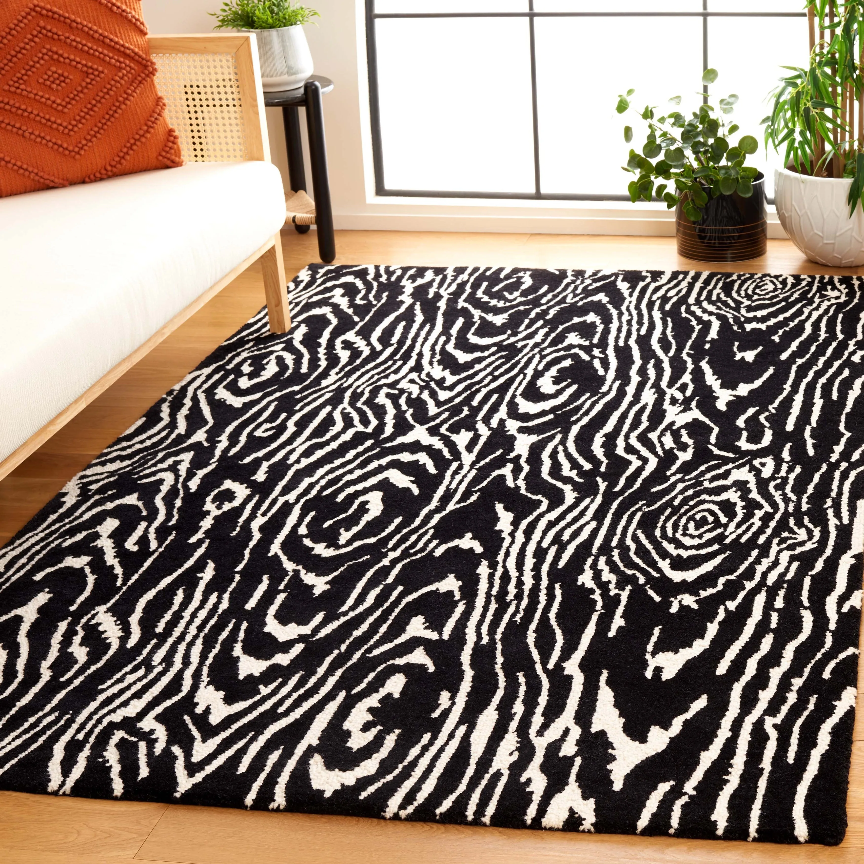 SAFAVIEH Handmade Ebony Thouraya Modern & Contemporary Wool Rug