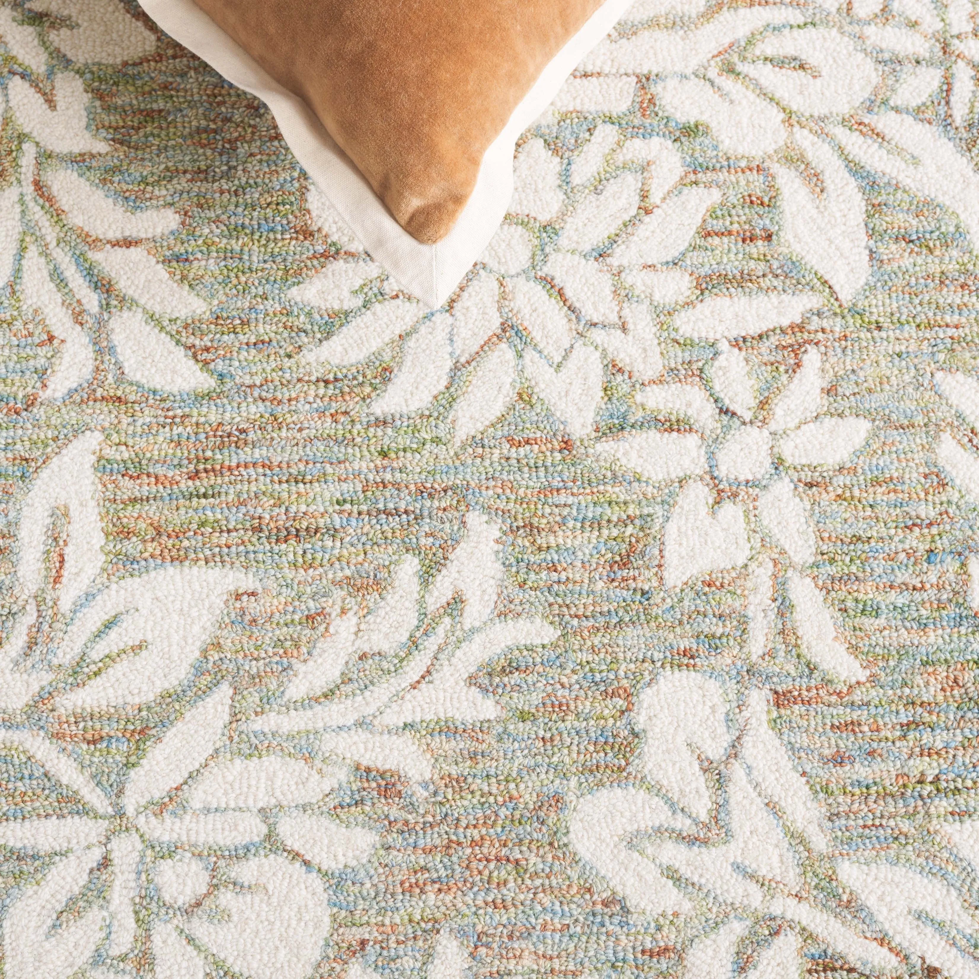 SAFAVIEH Handmade Jardin Evencia Country Floral Wool Rug