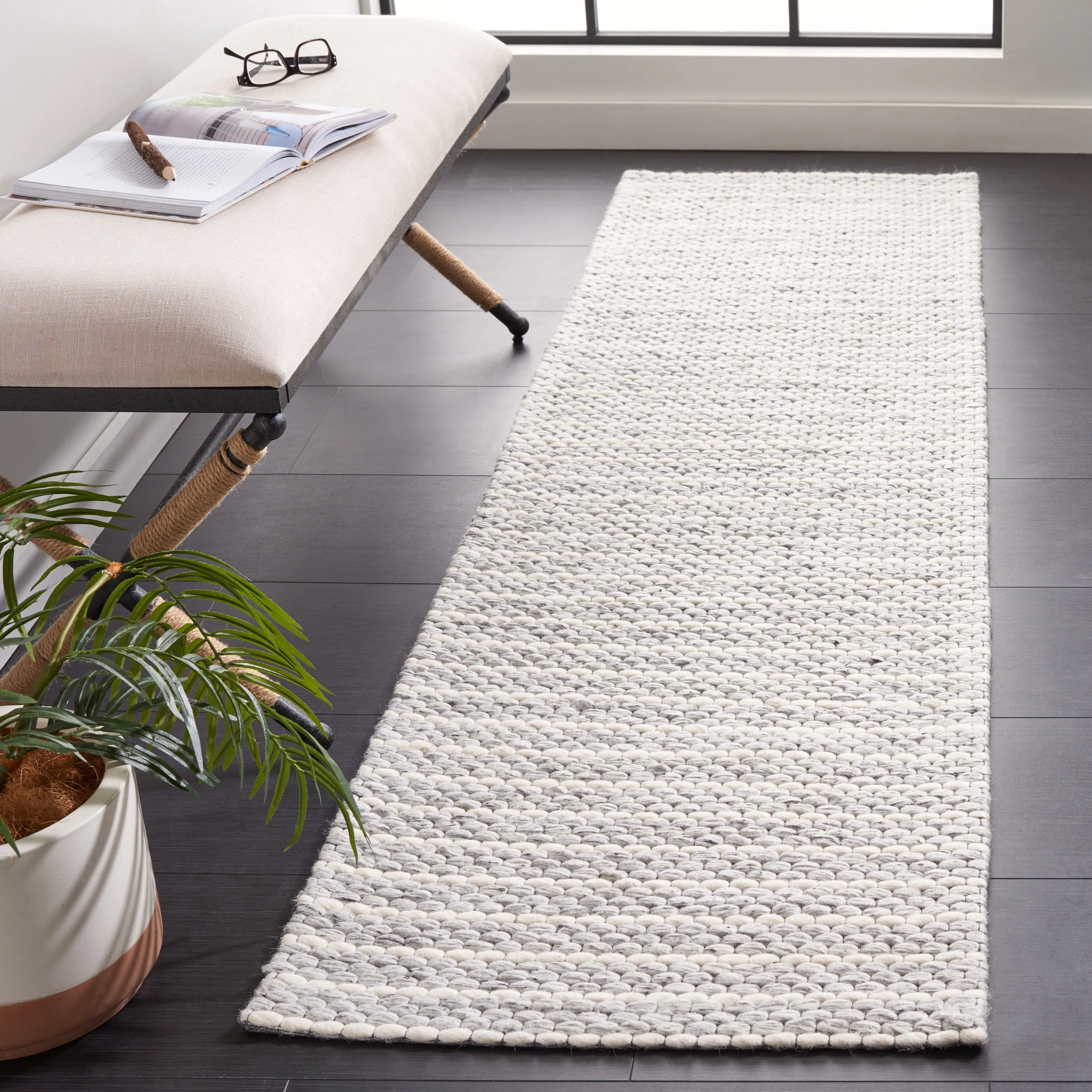 SAFAVIEH Handmade Marbella Sabire Modern Wool Rug