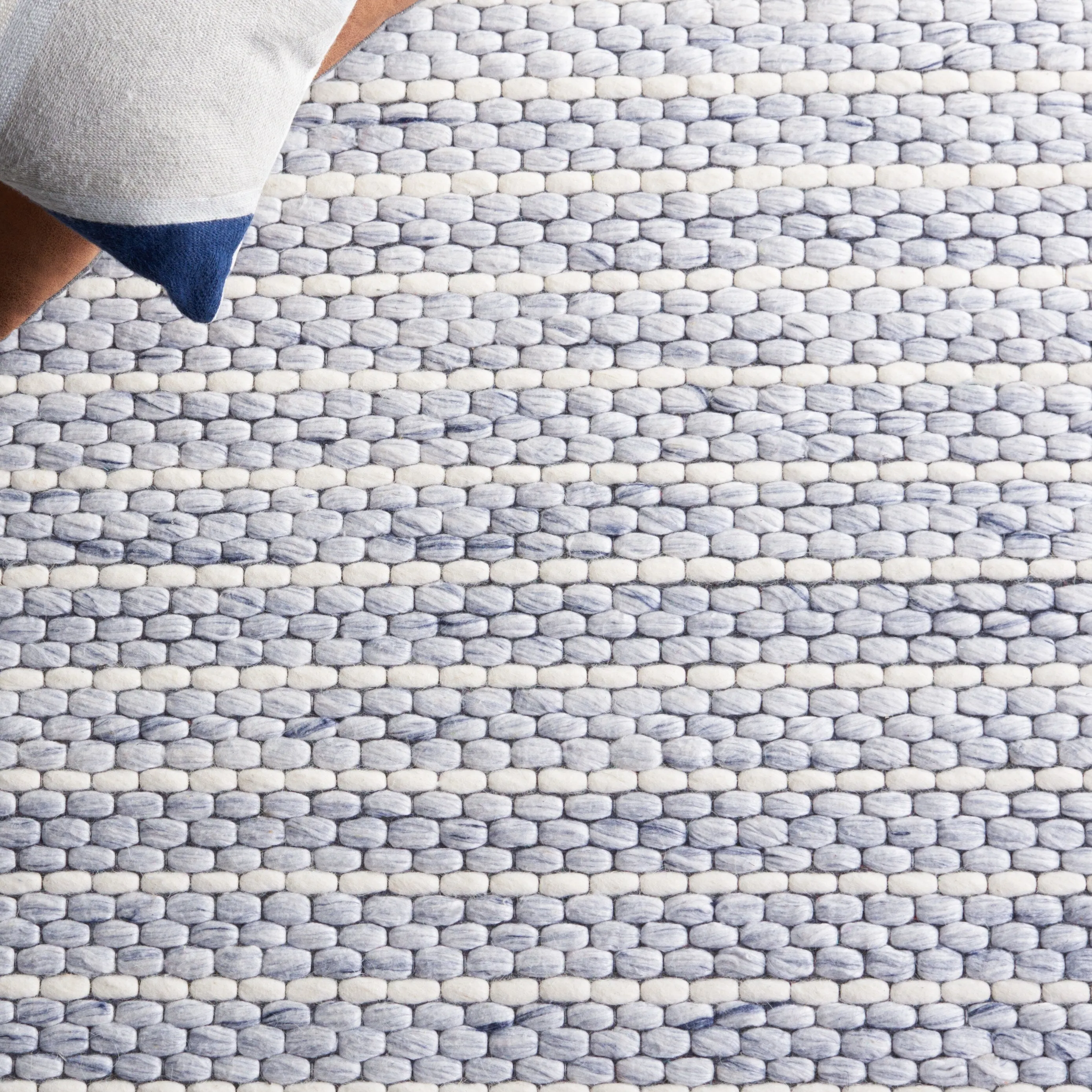 SAFAVIEH Handmade Marbella Sabire Modern Wool Rug