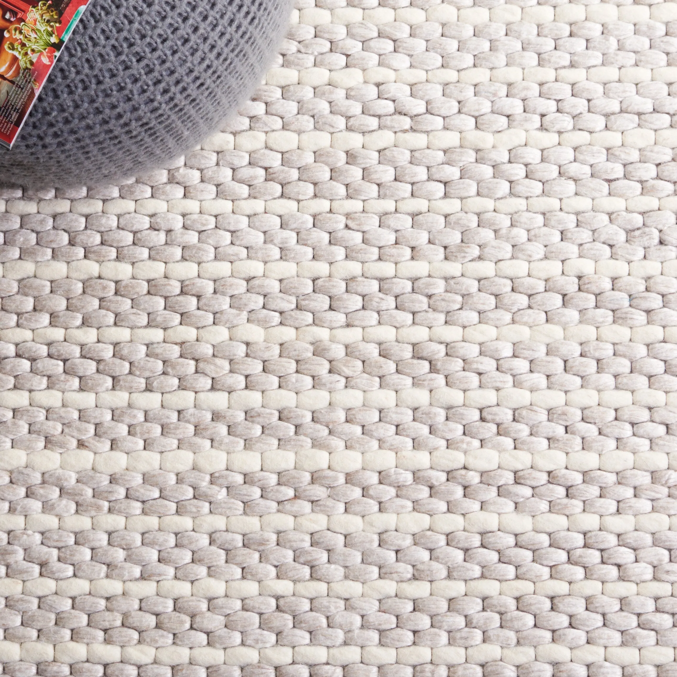 SAFAVIEH Handmade Marbella Sabire Modern Wool Rug
