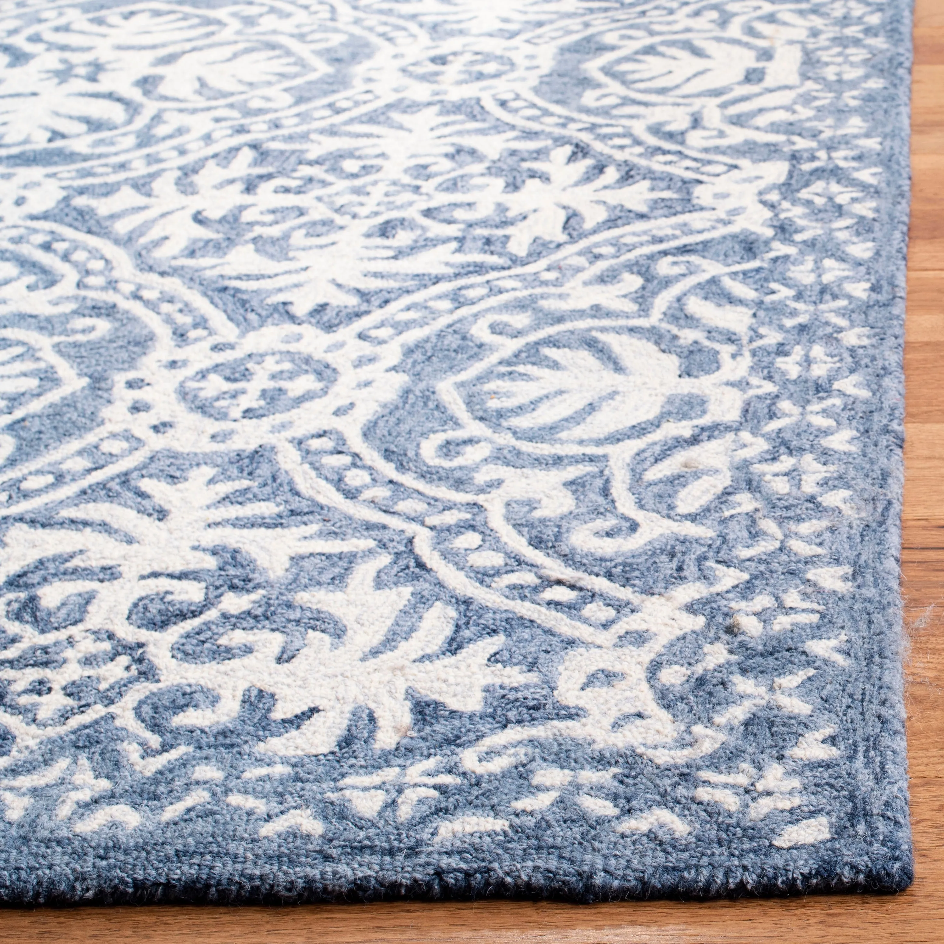 SAFAVIEH Handmade Micro-Loop Anamarija Wool Rug