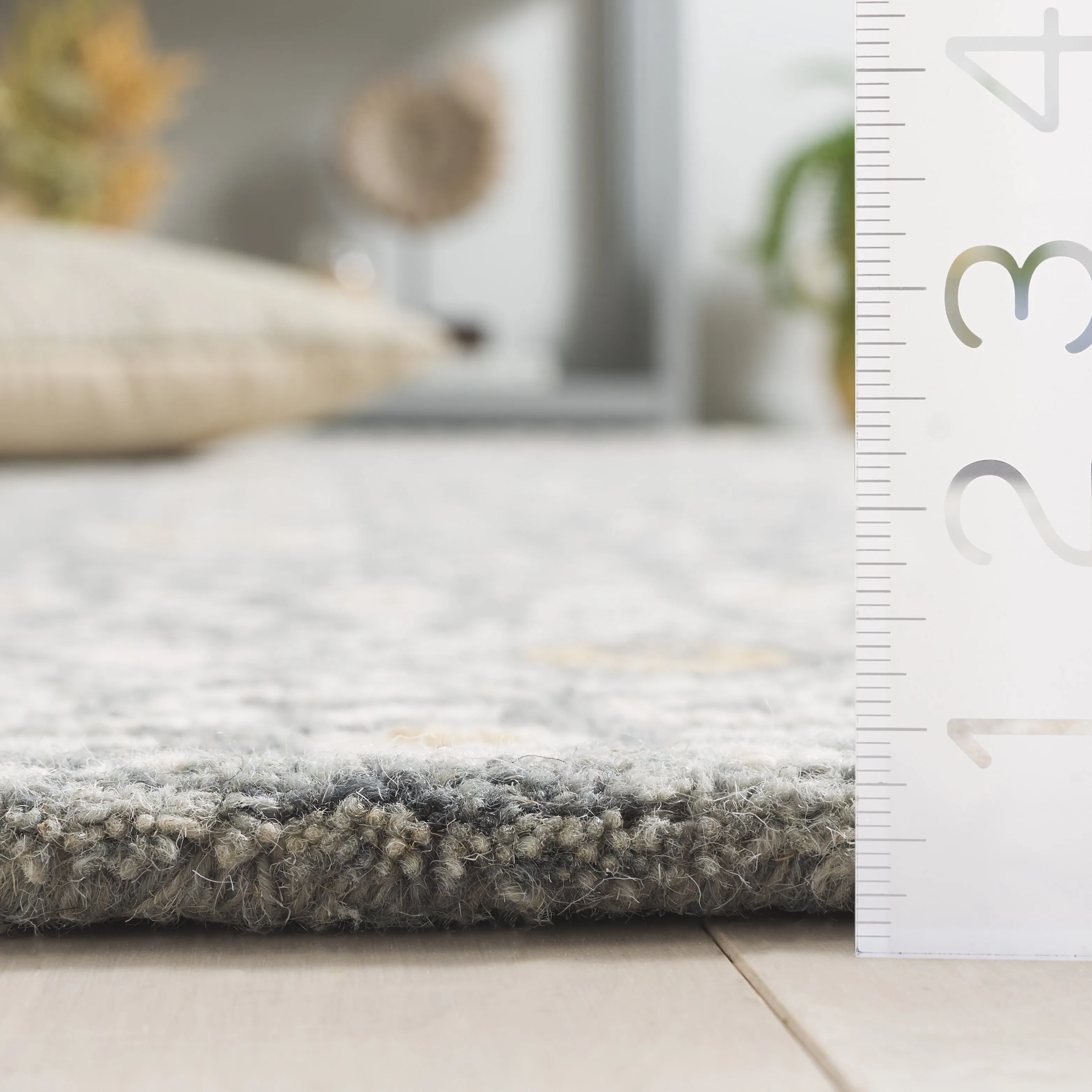 SAFAVIEH Handmade Micro-Loop Reglind Wool Rug