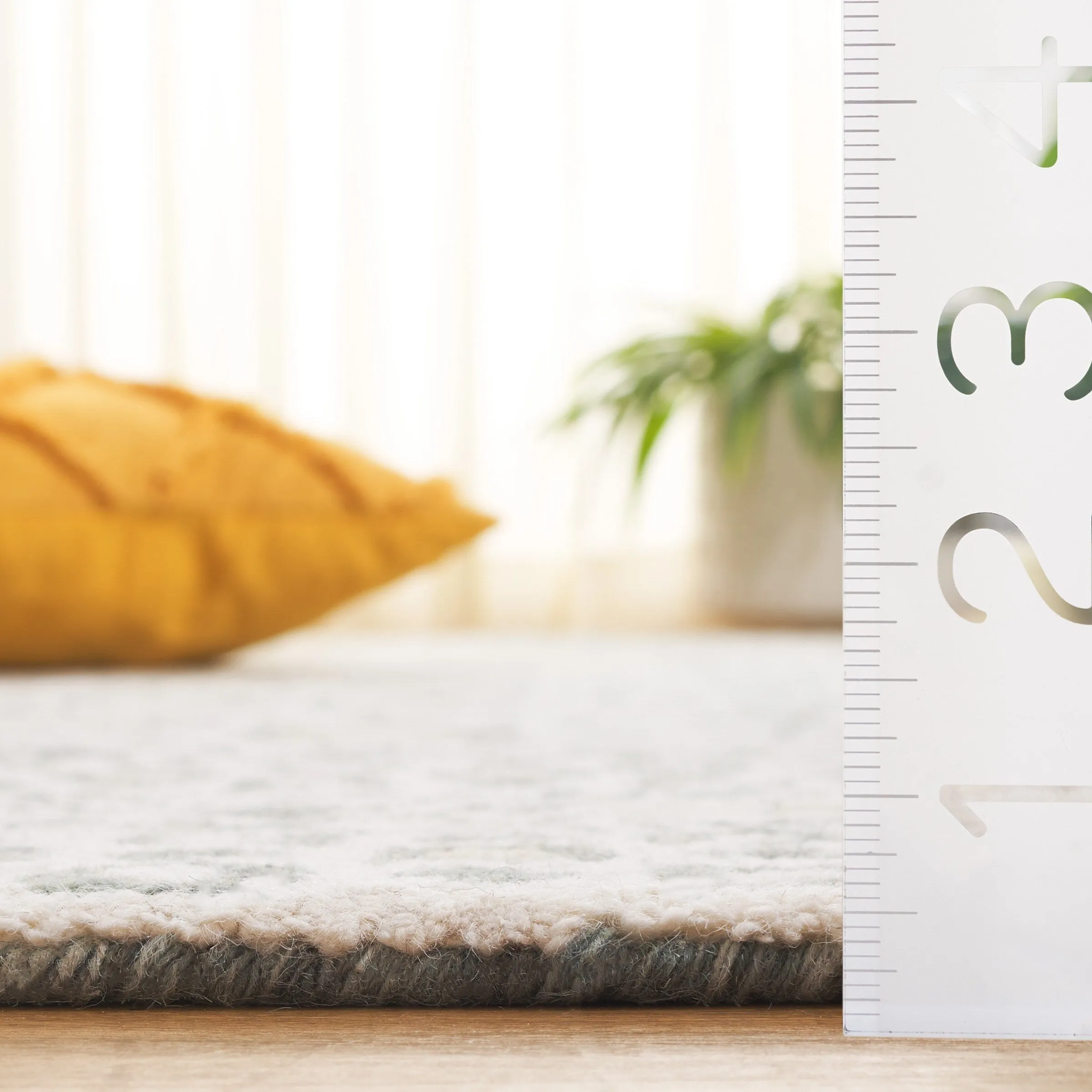 SAFAVIEH Handmade Micro-Loop Reglind Wool Rug