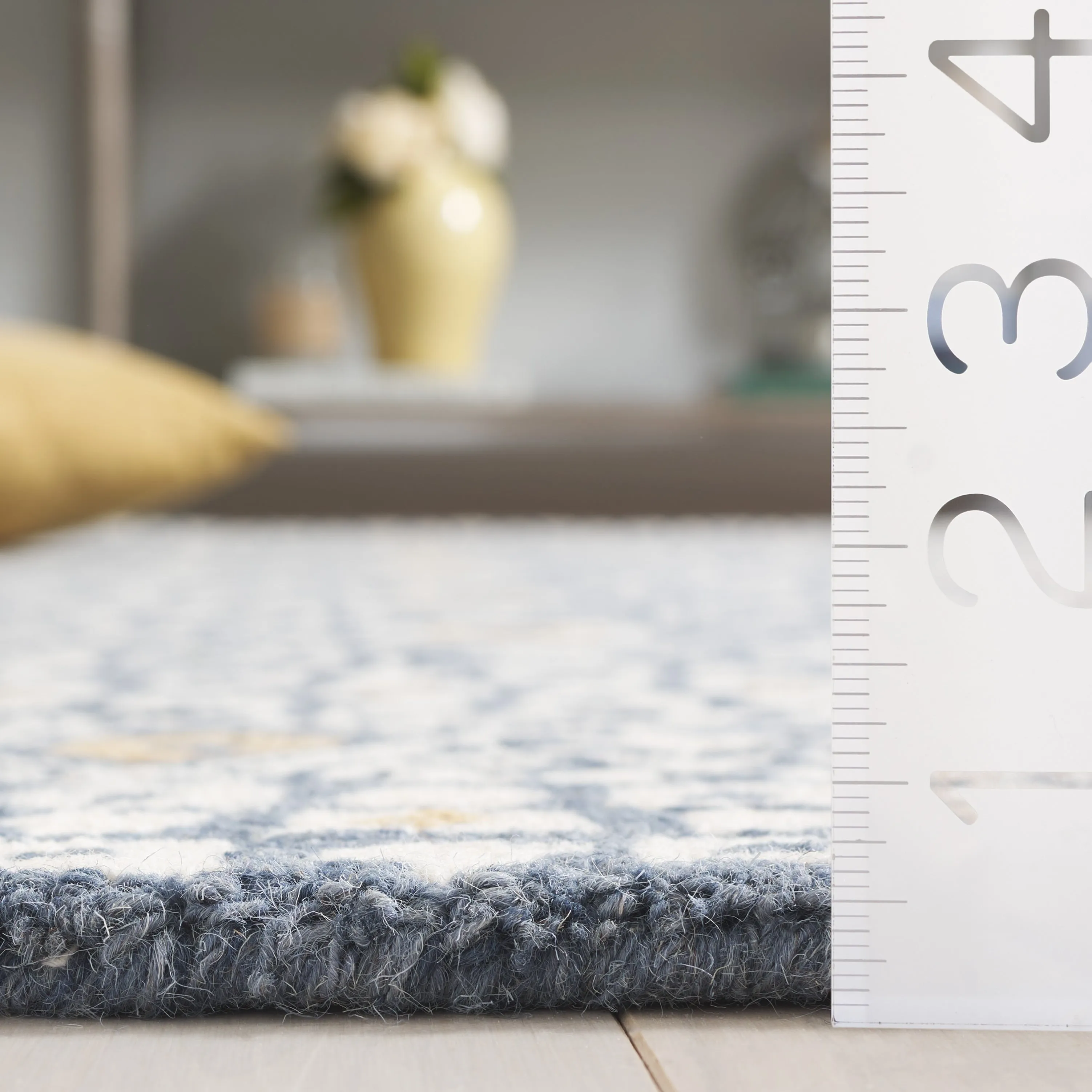 SAFAVIEH Handmade Micro-Loop Reglind Wool Rug