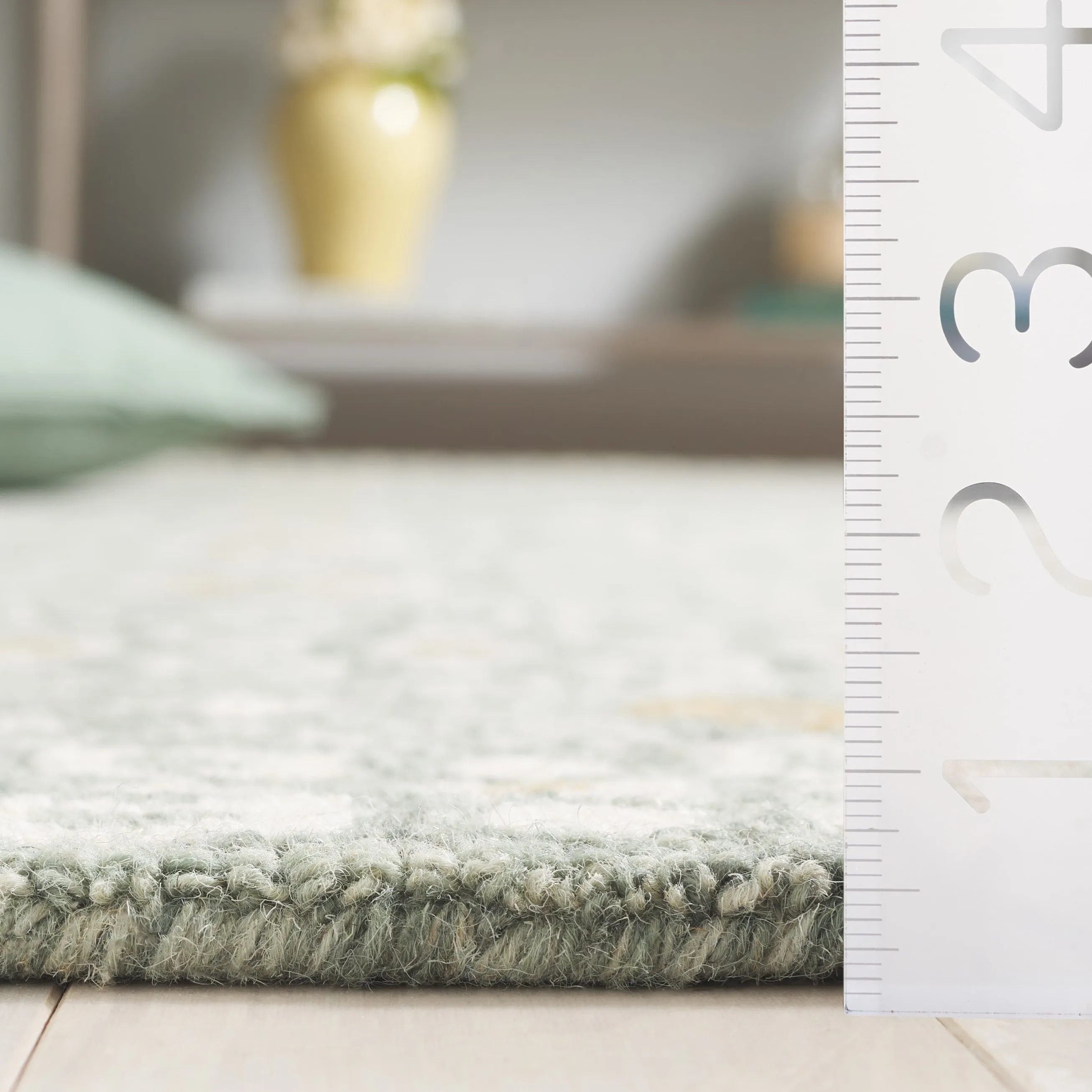 SAFAVIEH Handmade Micro-Loop Reglind Wool Rug