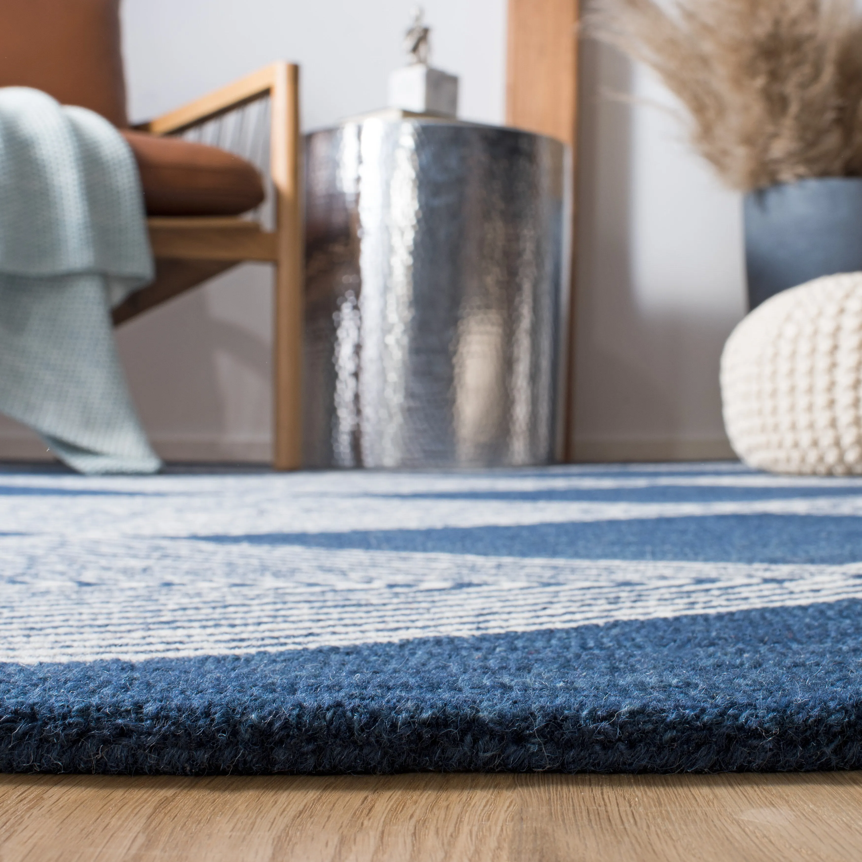 SAFAVIEH Handmade Micro-Loop Samin Wool Rug