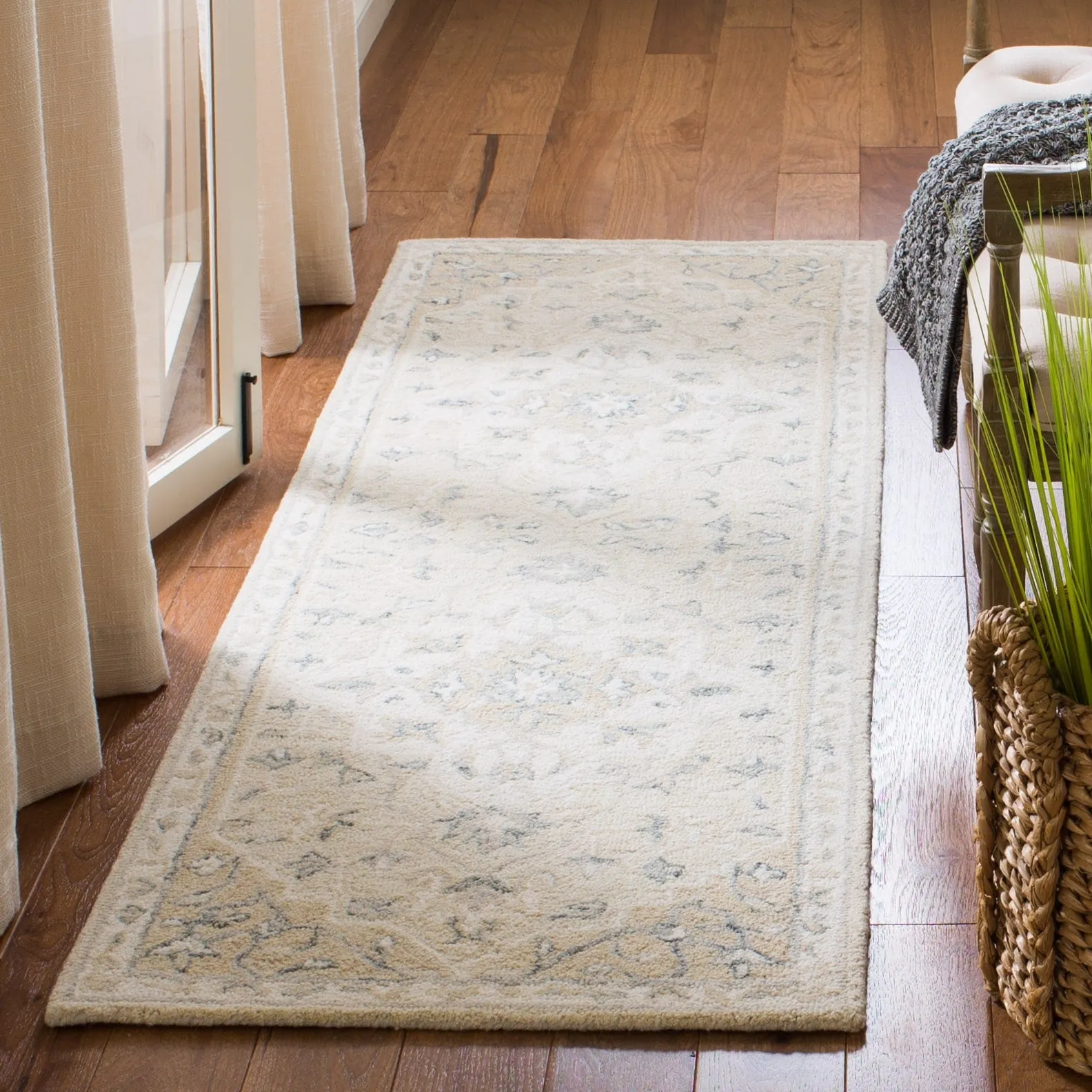 SAFAVIEH Handmade Micro-Loop Selveta Wool Rug