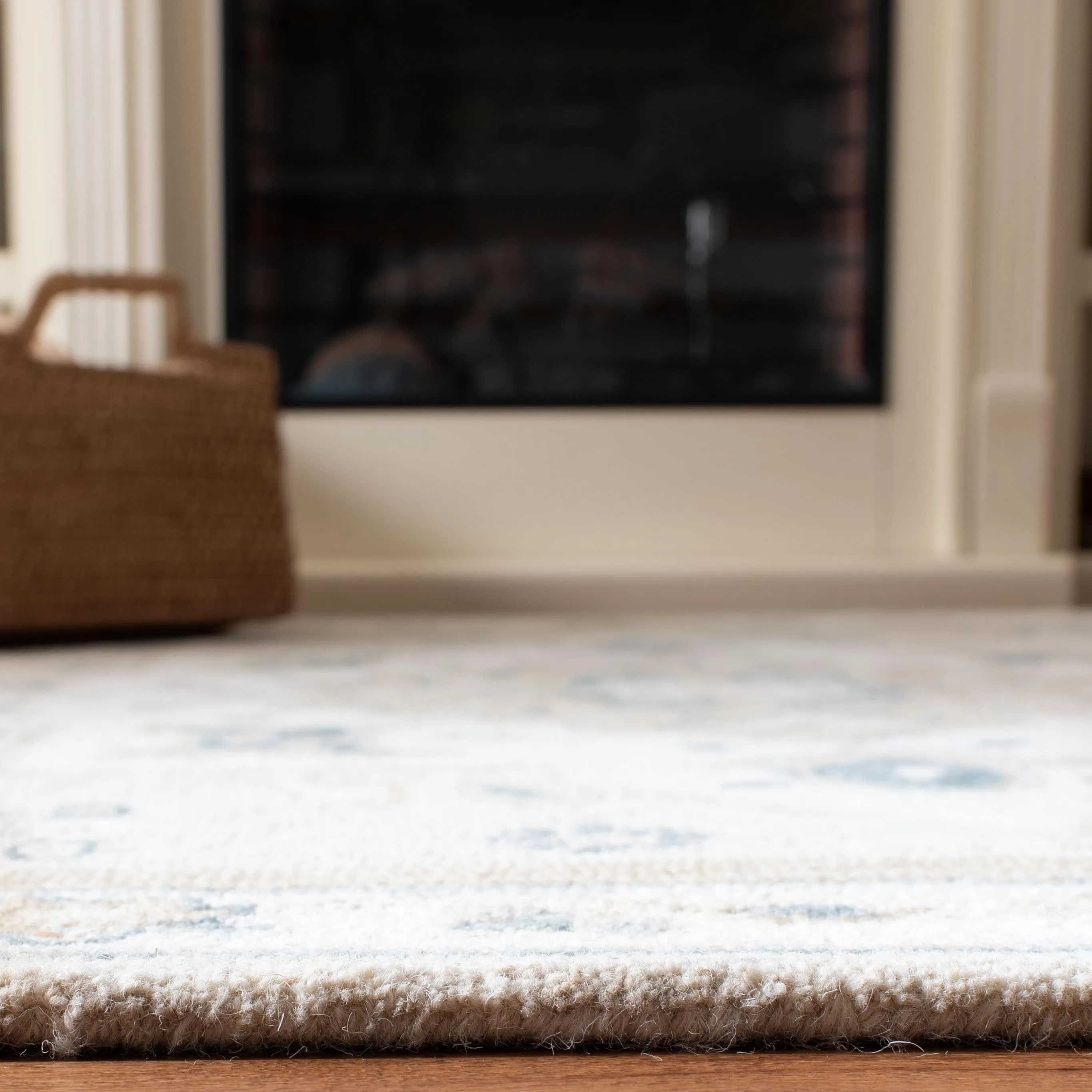 SAFAVIEH Handmade Micro-Loop Selveta Wool Rug