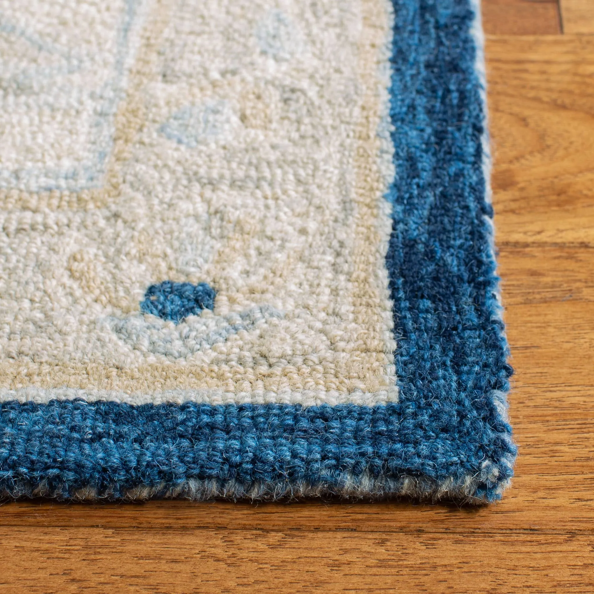 SAFAVIEH Handmade Micro-Loop Selveta Wool Rug