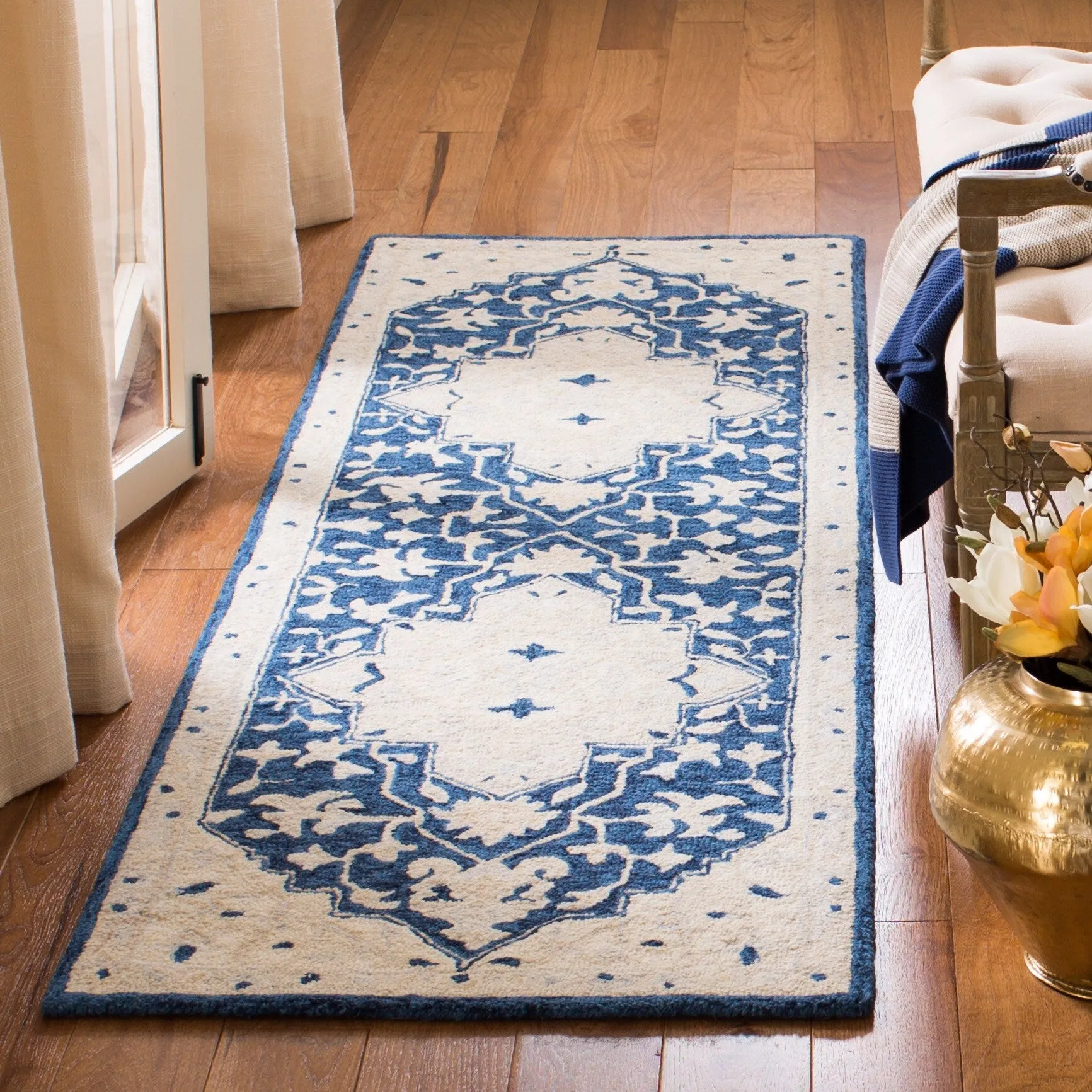 SAFAVIEH Handmade Micro-Loop Selveta Wool Rug