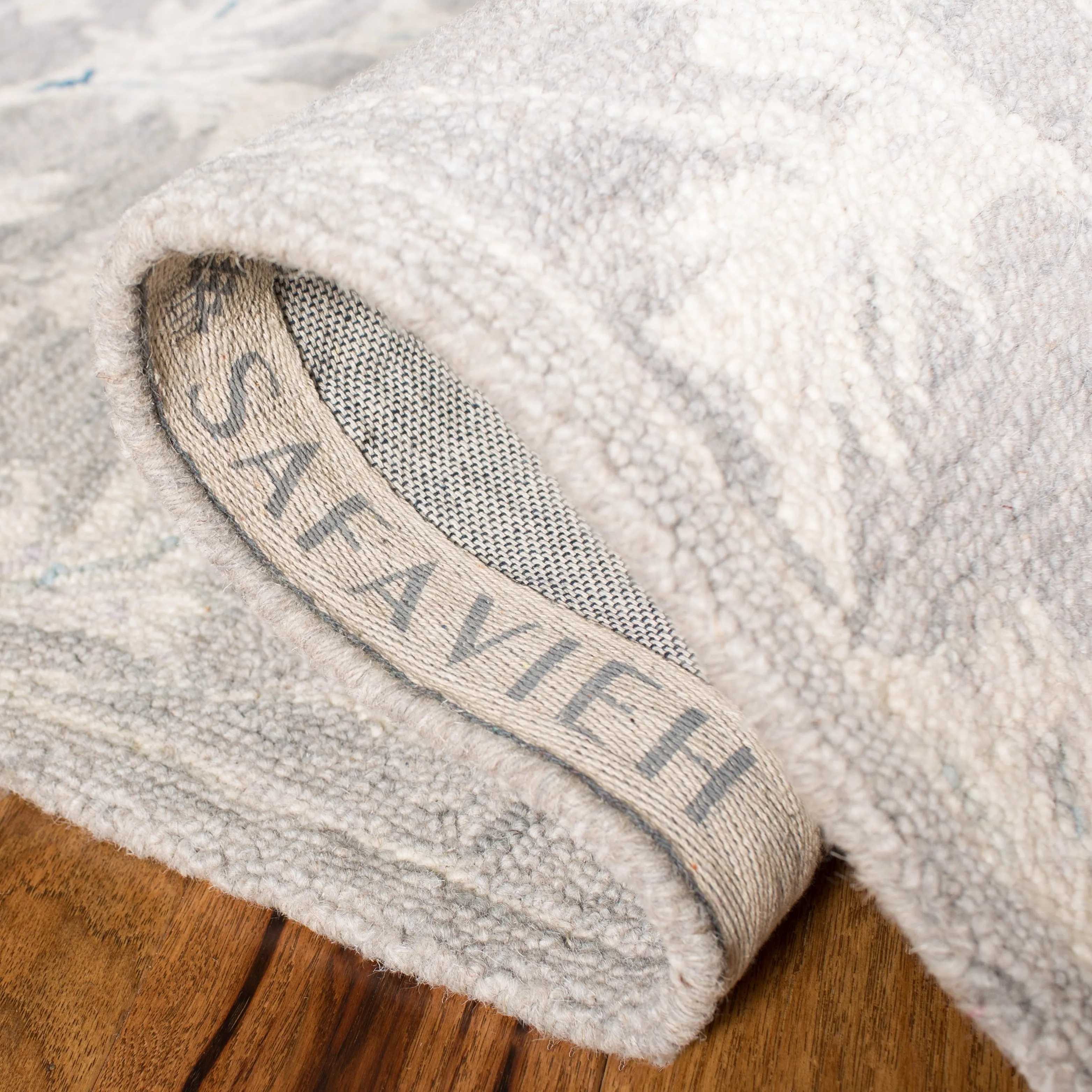 SAFAVIEH Handmade Micro-Loop Utta Wool Rug