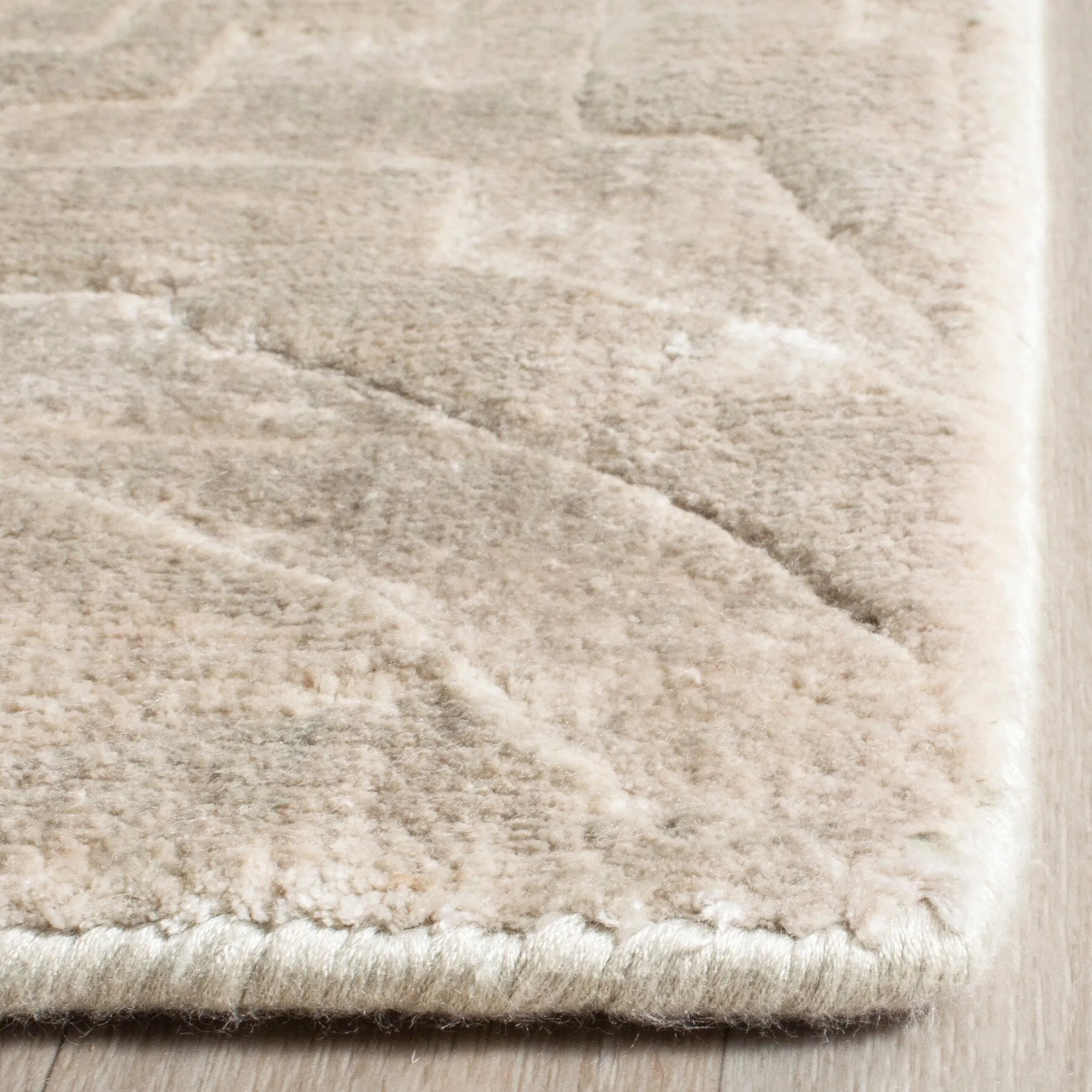 SAFAVIEH Handmade Mirage Gresa Modern Abstract Viscose Rug