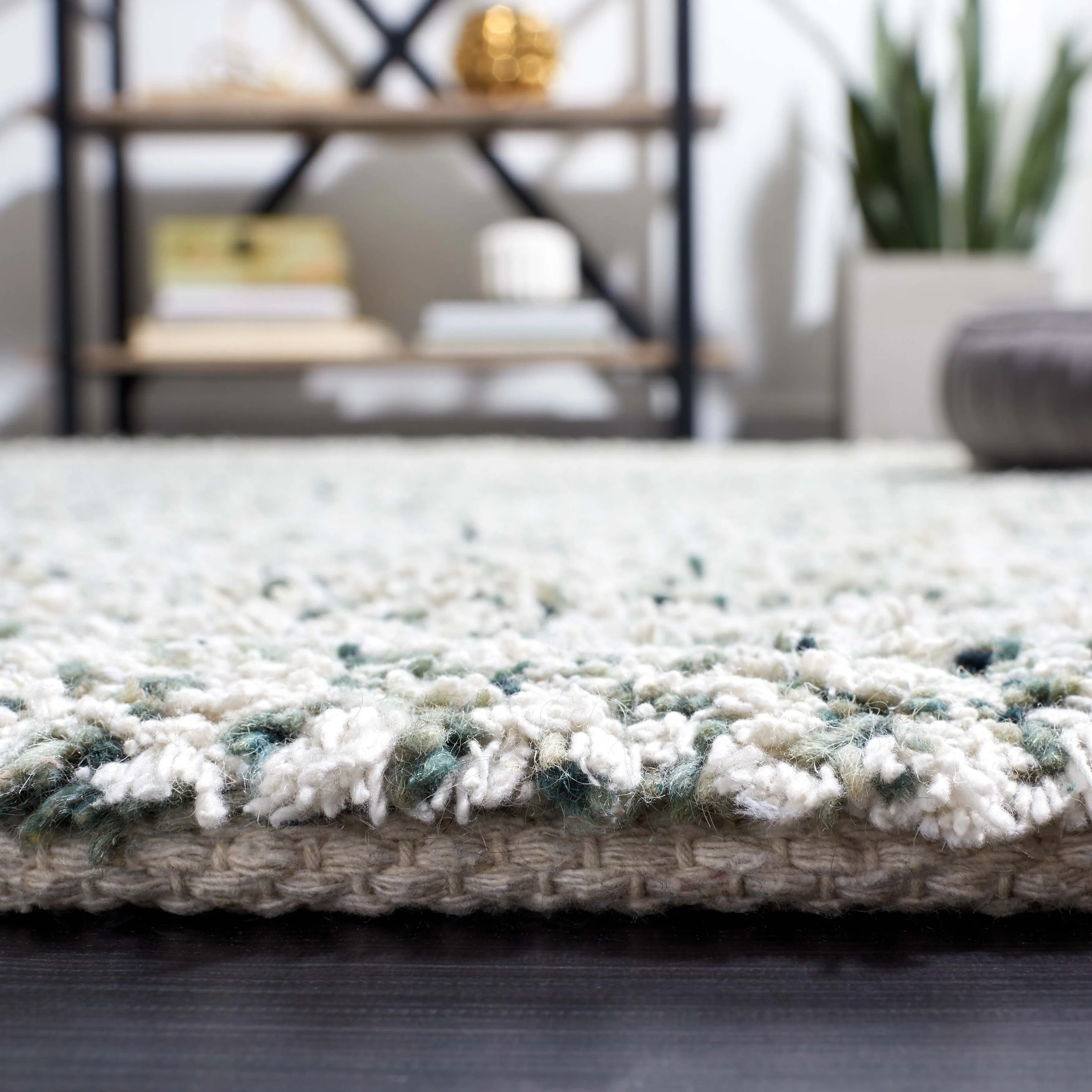 SAFAVIEH Handmade Ortanta Shag Bibeta Wool Rug