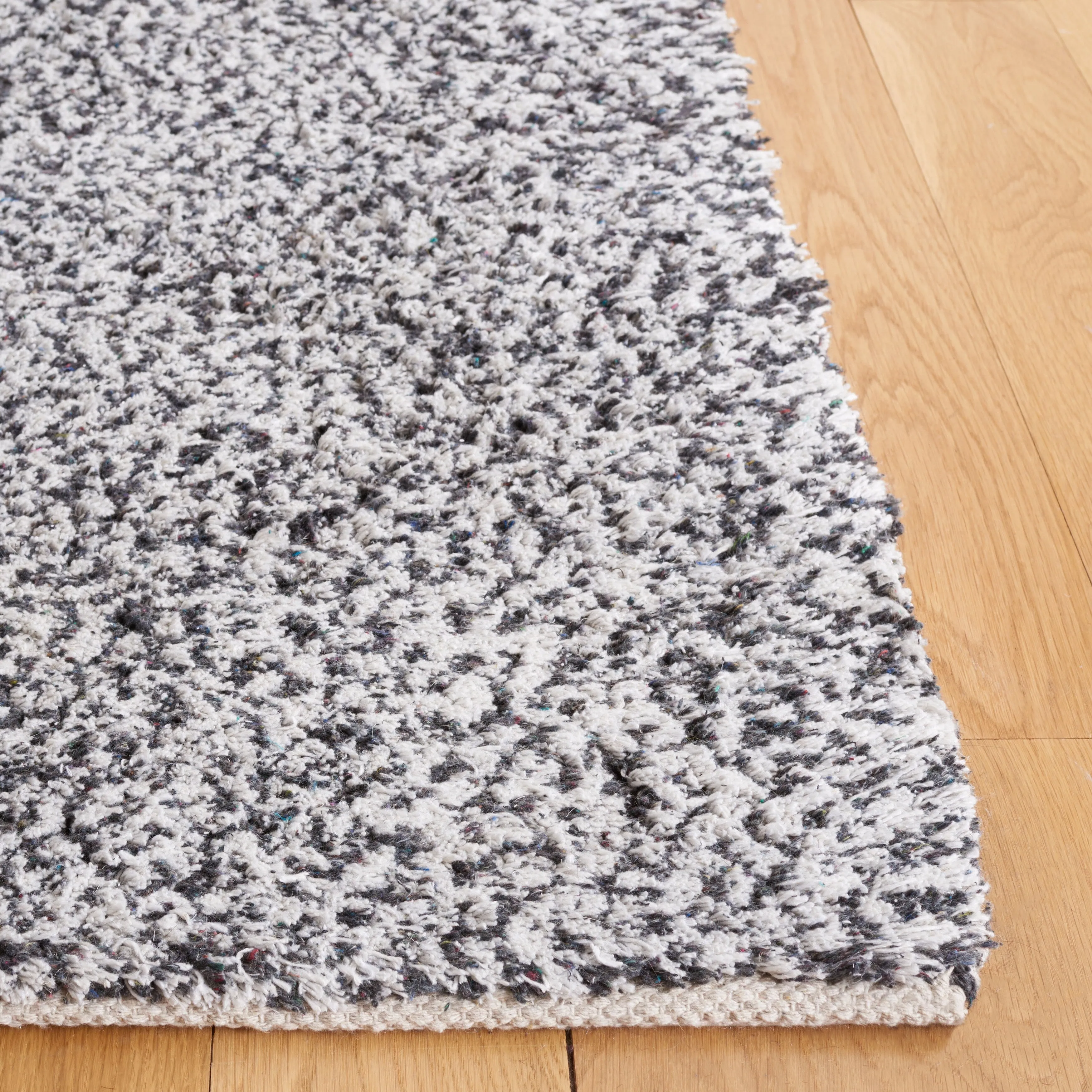SAFAVIEH Handmade Ortanta Shag Bibeta Wool Rug