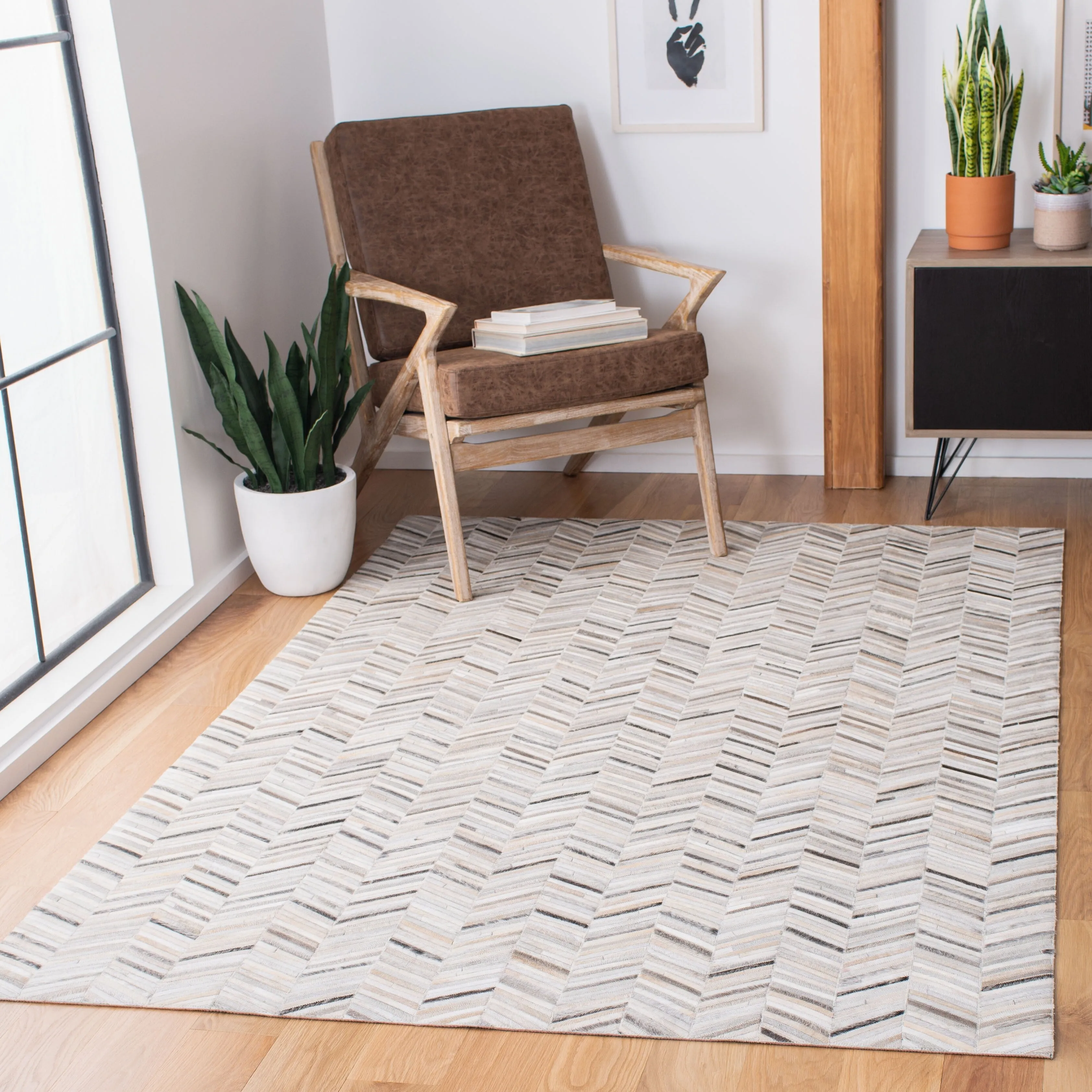 SAFAVIEH Handmade Studio Leather Tanesha Natural Hide Leather Rug