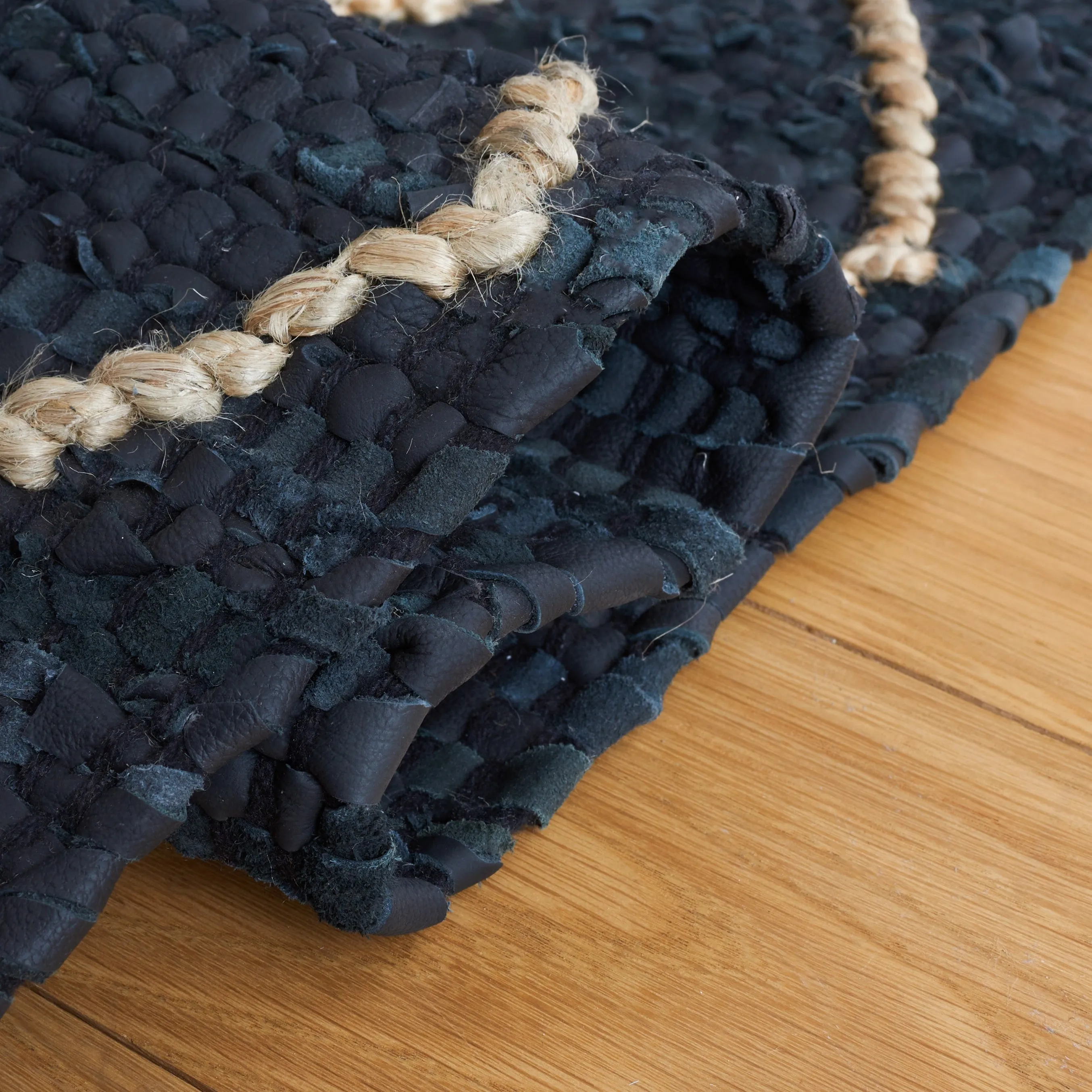 SAFAVIEH Handmade Vintage Leather Gidget Modern Rug