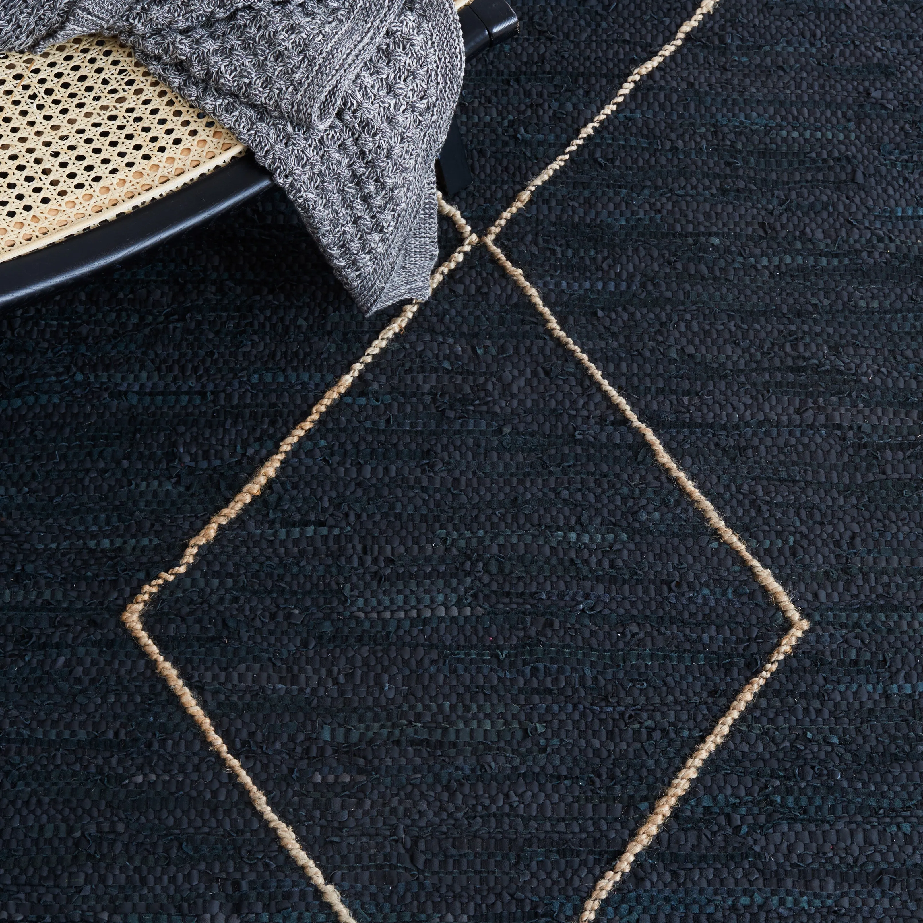 SAFAVIEH Handmade Vintage Leather Gidget Modern Rug