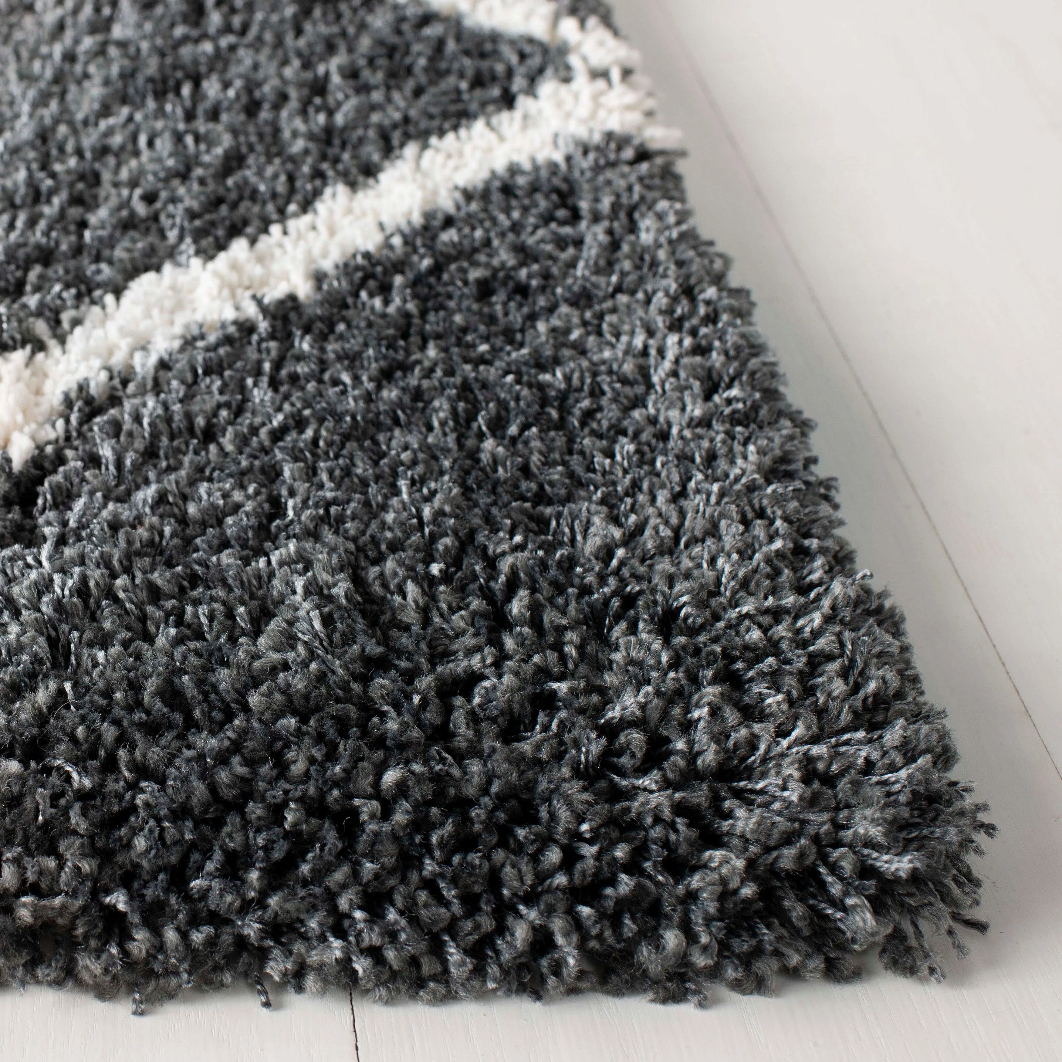 SAFAVIEH Hudson Shag Raili Diamond Trellis 2-inch Thick Rug