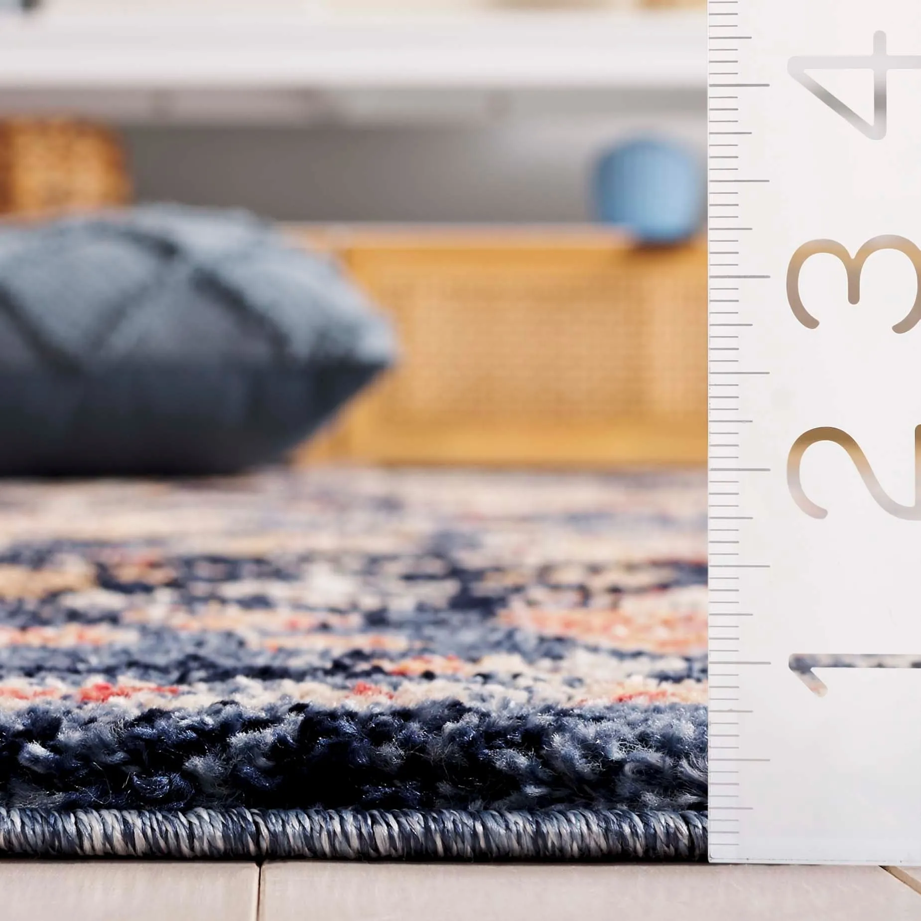 SAFAVIEH Luna Thomasina Traditional Rug