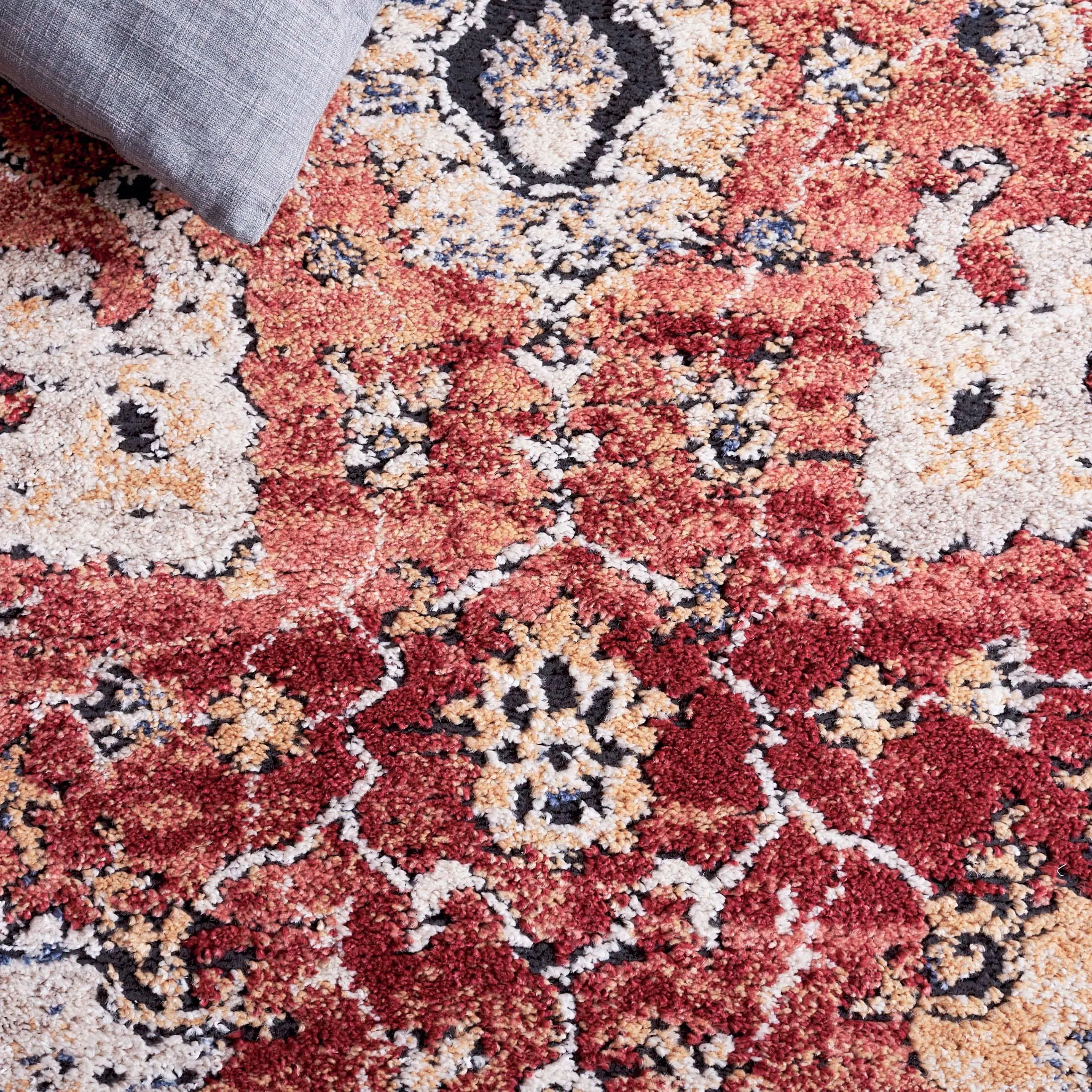 SAFAVIEH Luna Thomasina Traditional Rug