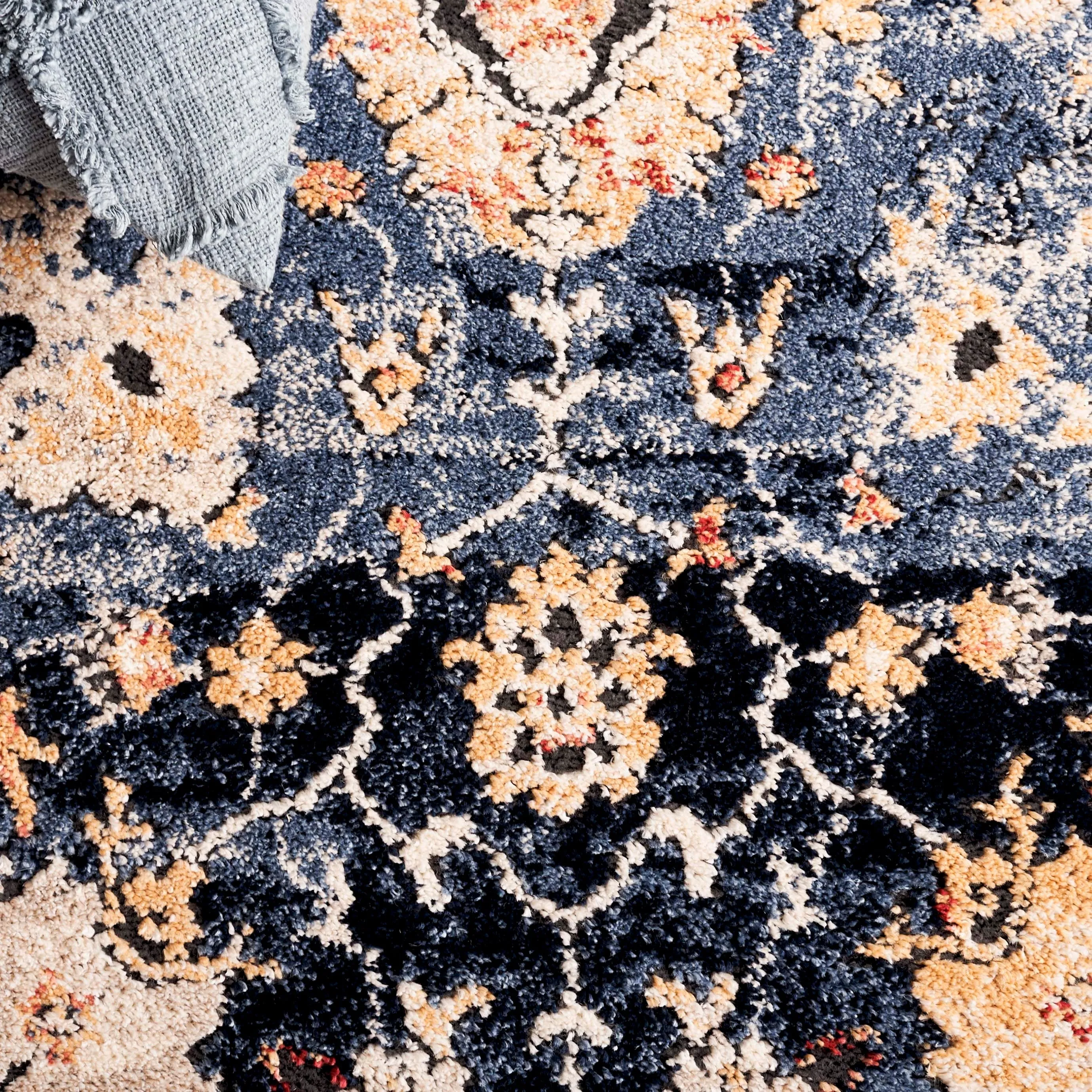 SAFAVIEH Luna Thomasina Traditional Rug