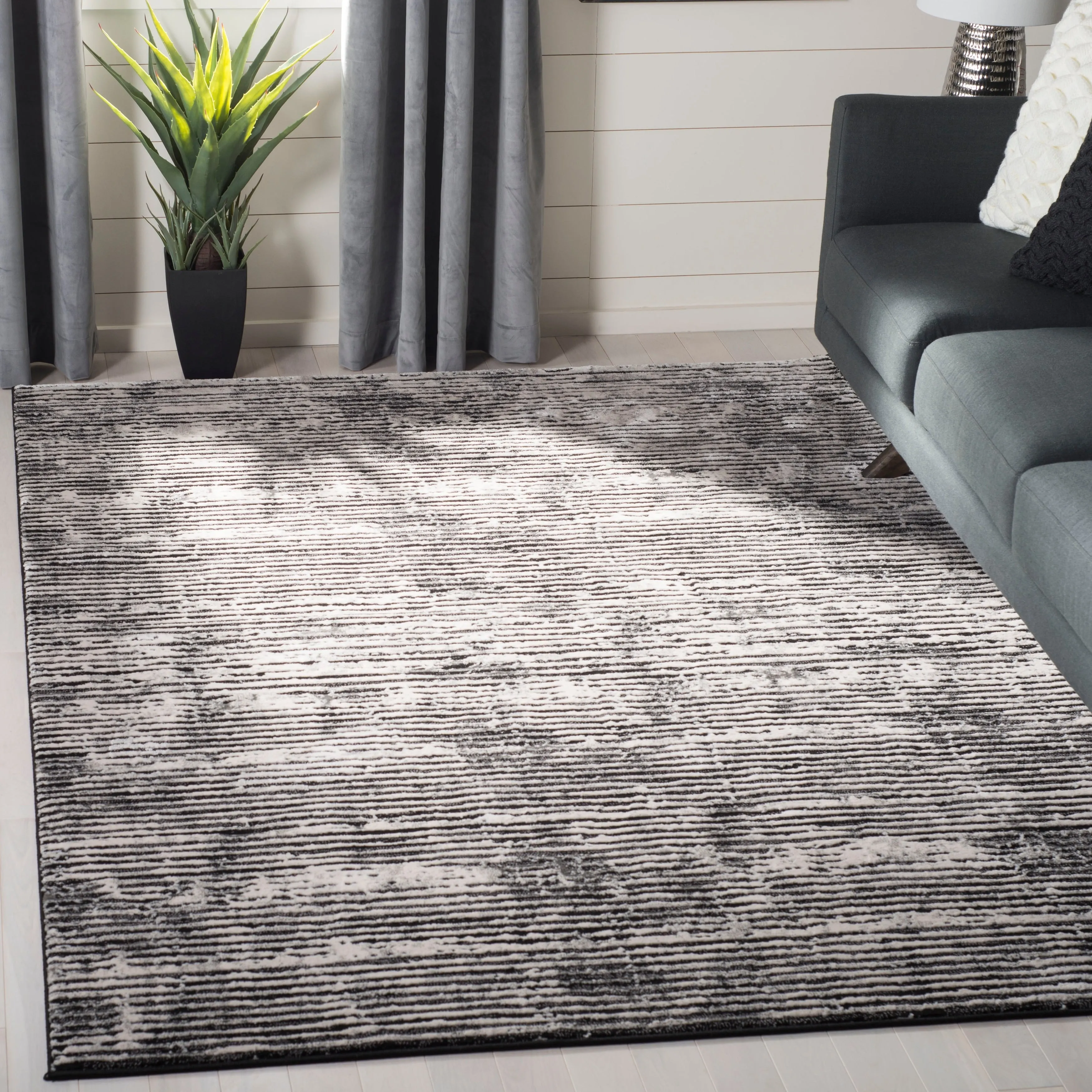SAFAVIEH. Lurex Ricardina Modern Abstract Polyester Rug