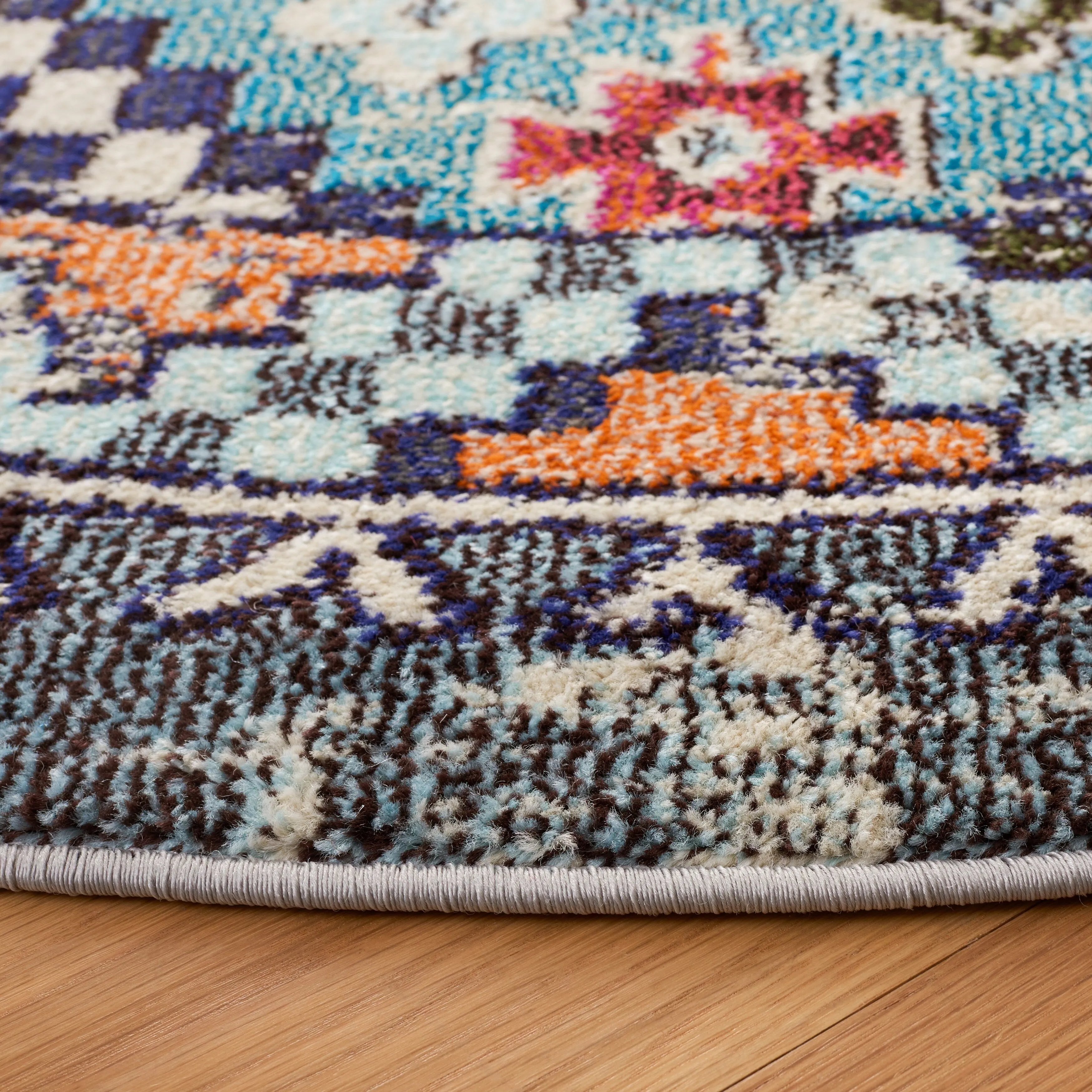SAFAVIEH. Madison Hortensia Boho Diamond Distressed Rug