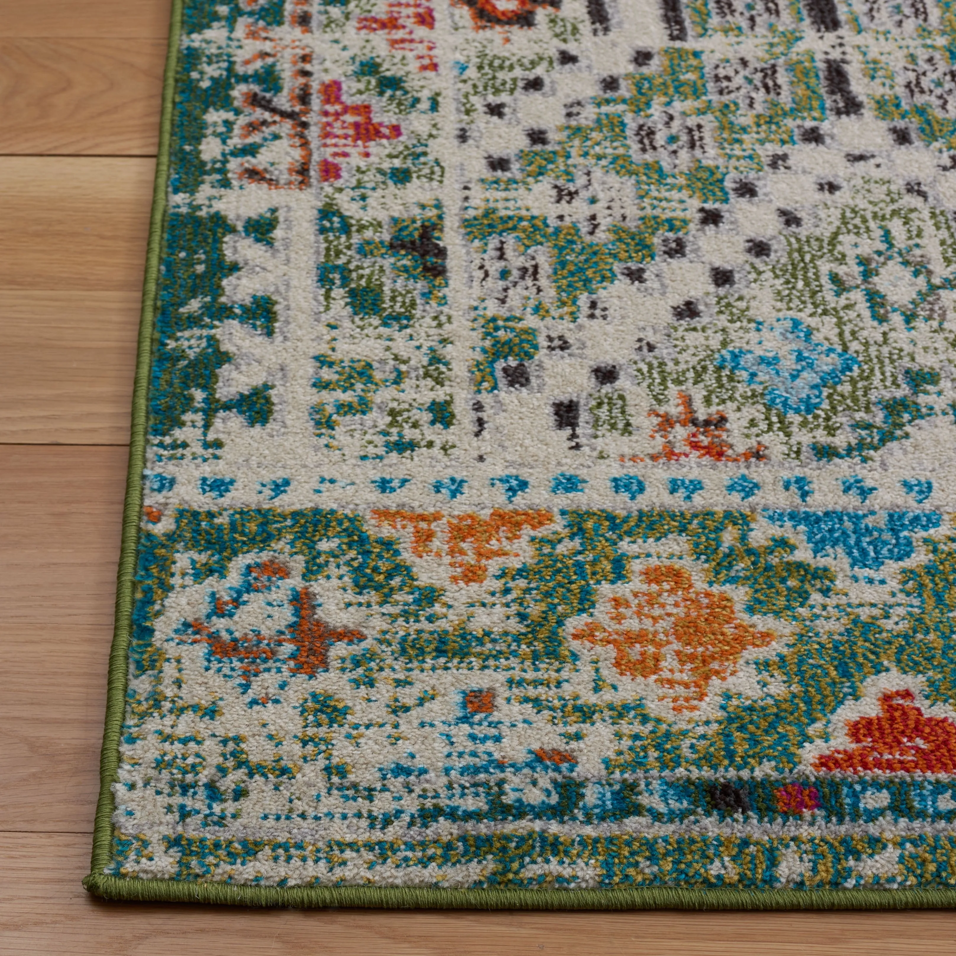 SAFAVIEH. Madison Hortensia Boho Diamond Distressed Rug