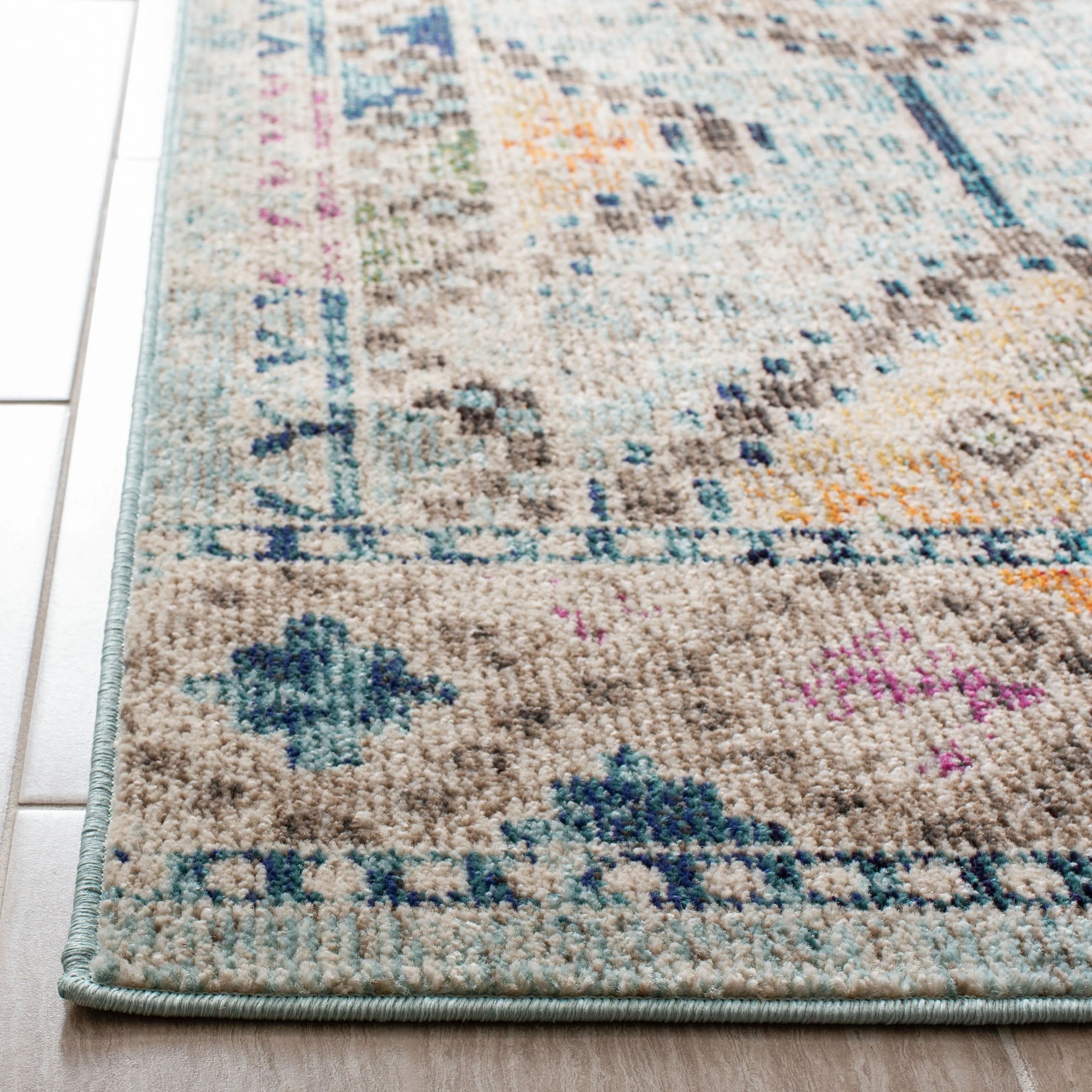 SAFAVIEH. Madison Hortensia Boho Diamond Distressed Rug