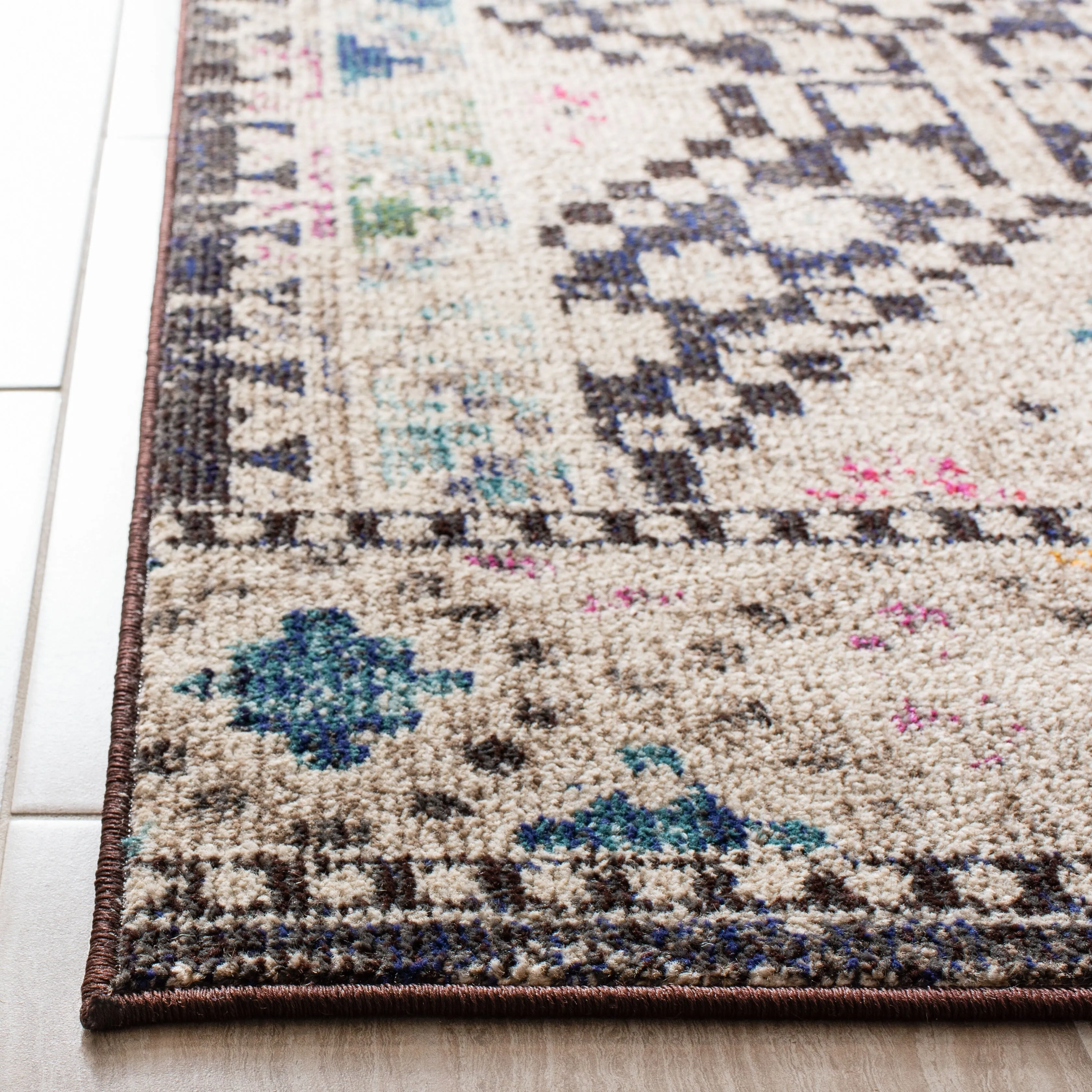 SAFAVIEH. Madison Hortensia Boho Diamond Distressed Rug