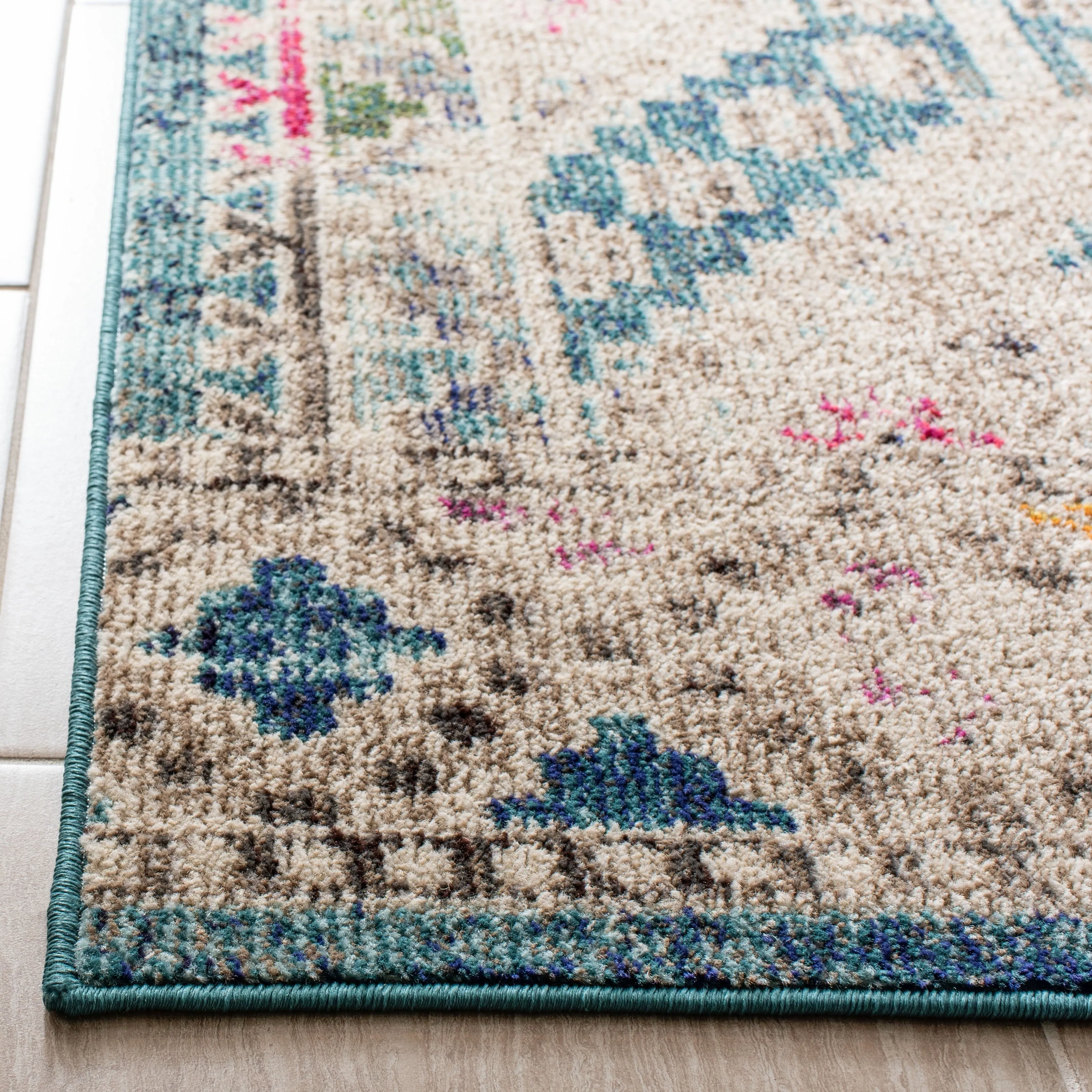 SAFAVIEH. Madison Hortensia Boho Diamond Distressed Rug