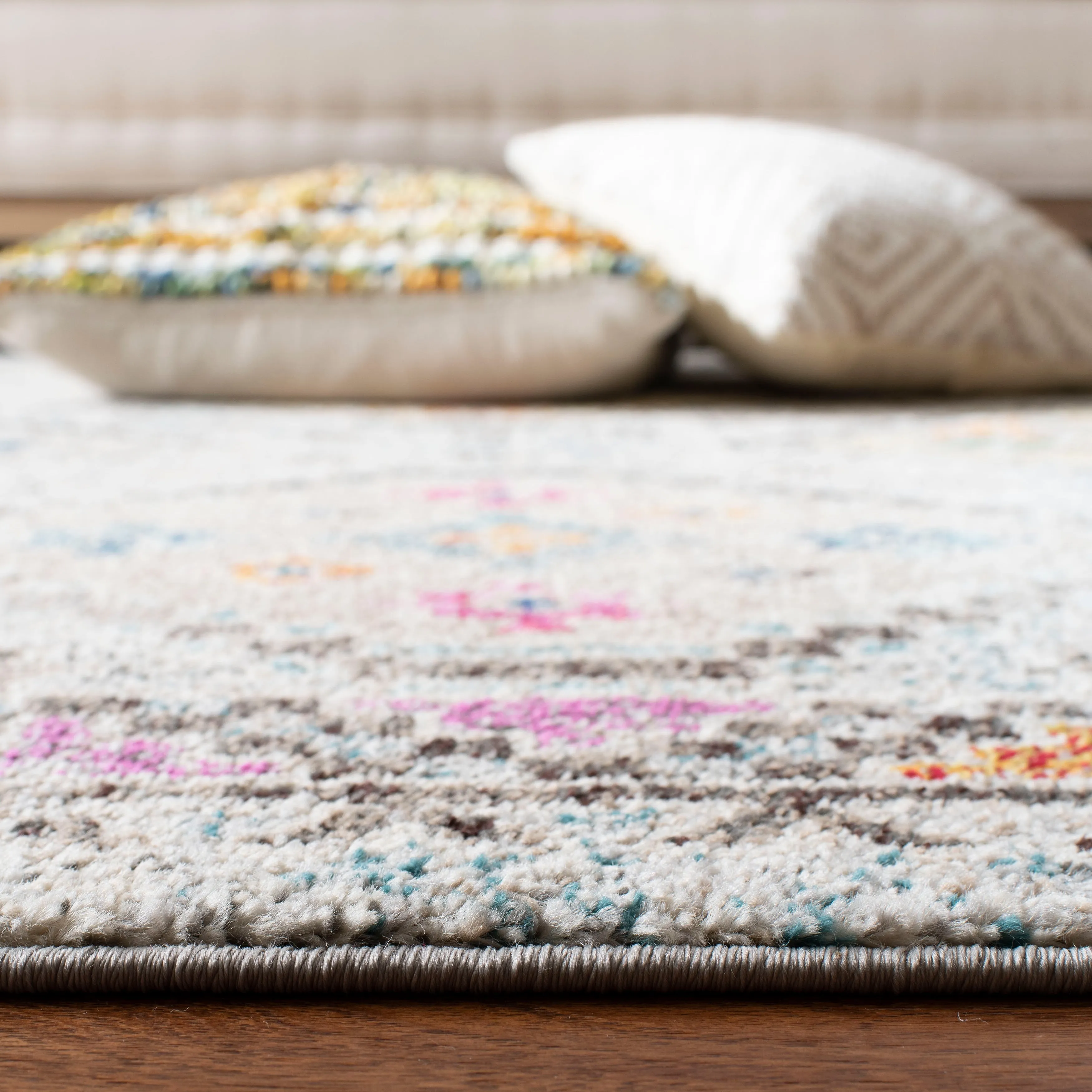 SAFAVIEH. Madison Hortensia Boho Diamond Distressed Rug