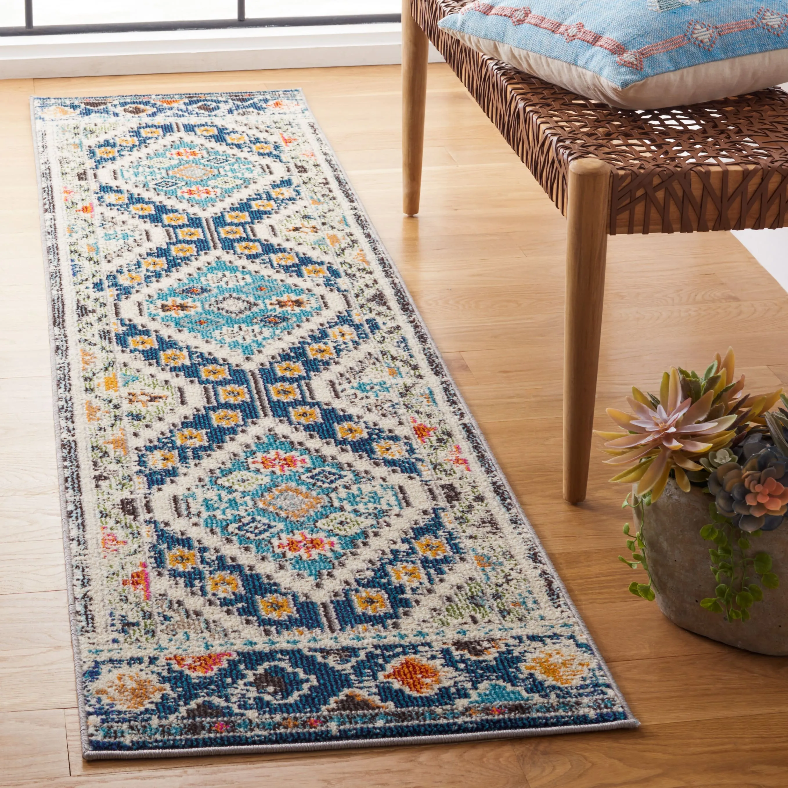 SAFAVIEH. Madison Hortensia Boho Diamond Distressed Rug