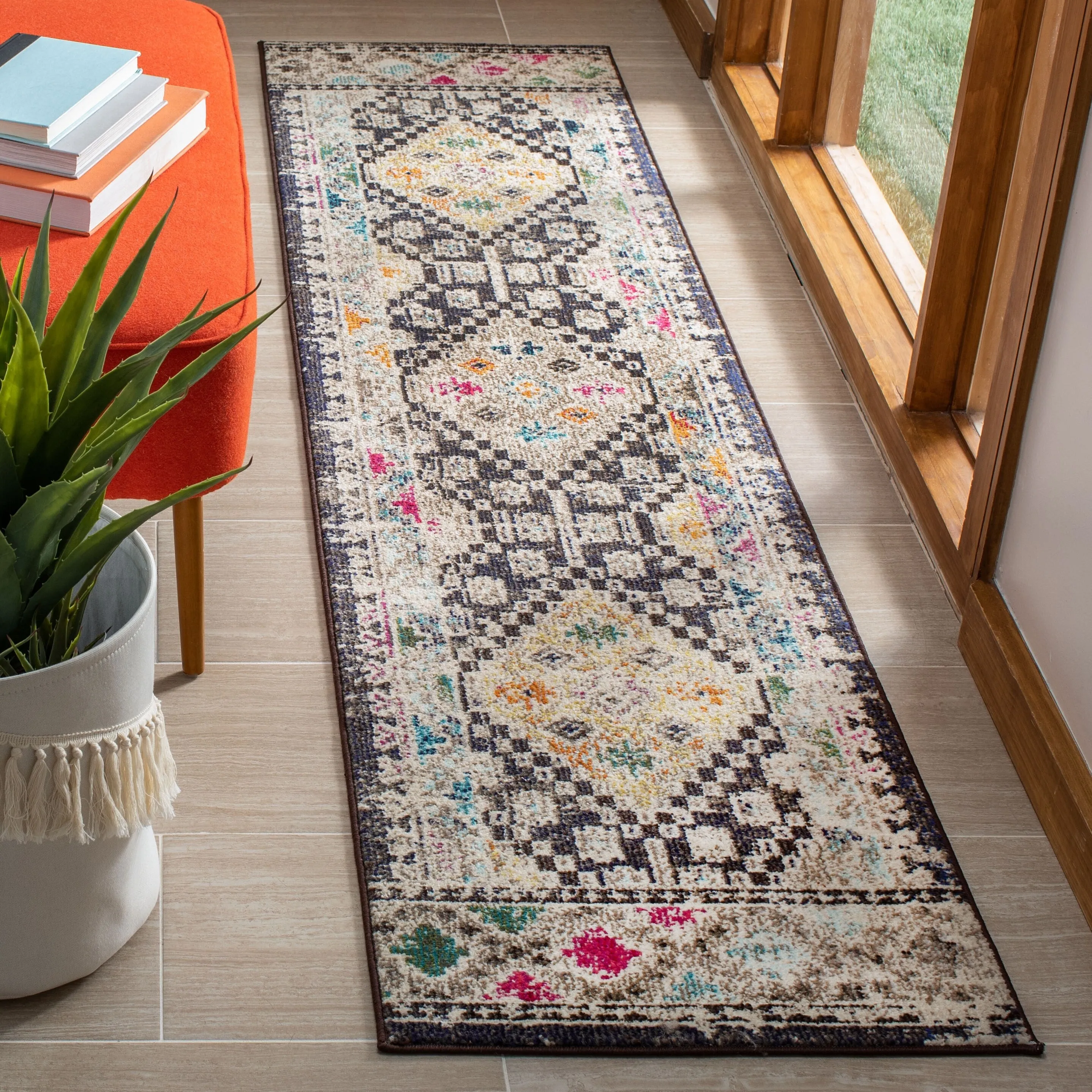 SAFAVIEH. Madison Hortensia Boho Diamond Distressed Rug
