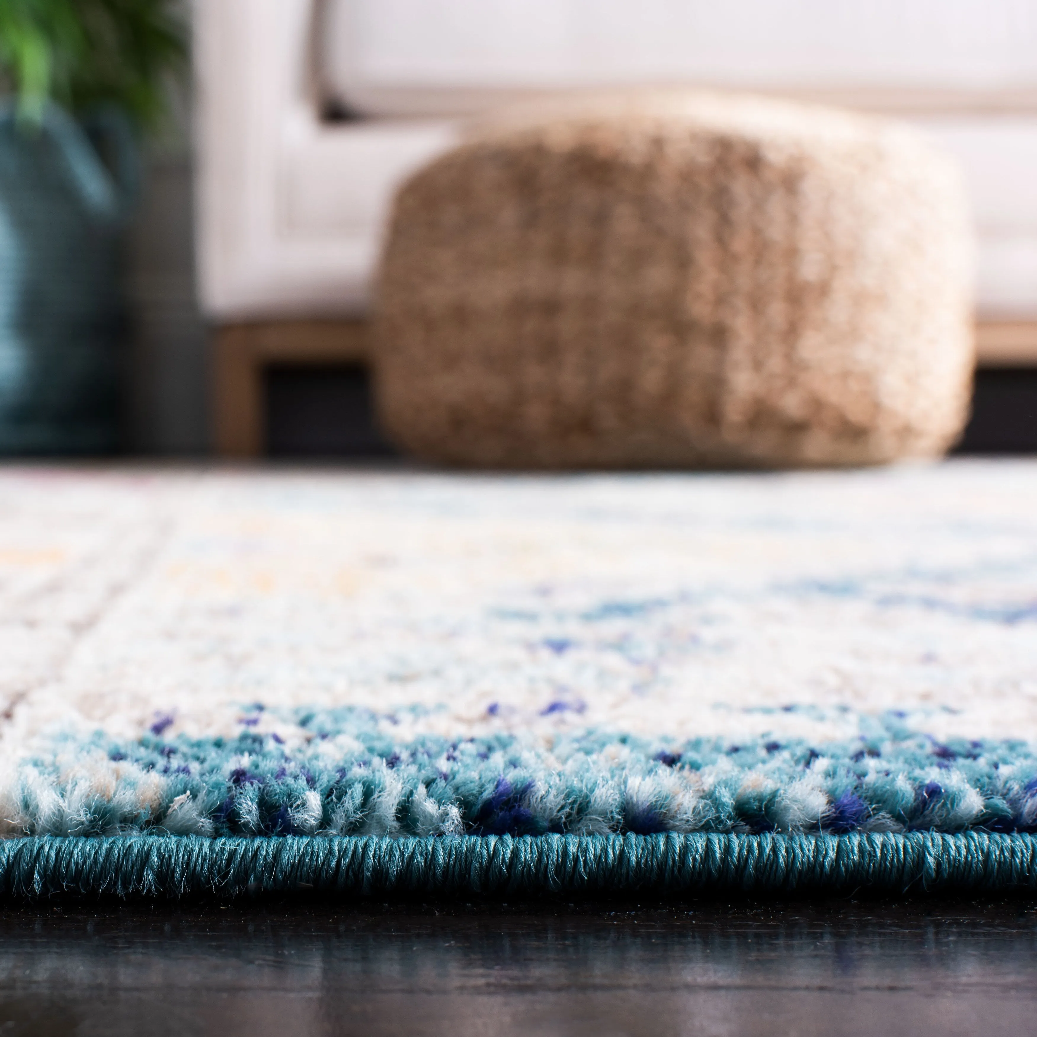 SAFAVIEH. Madison Hortensia Boho Diamond Distressed Rug