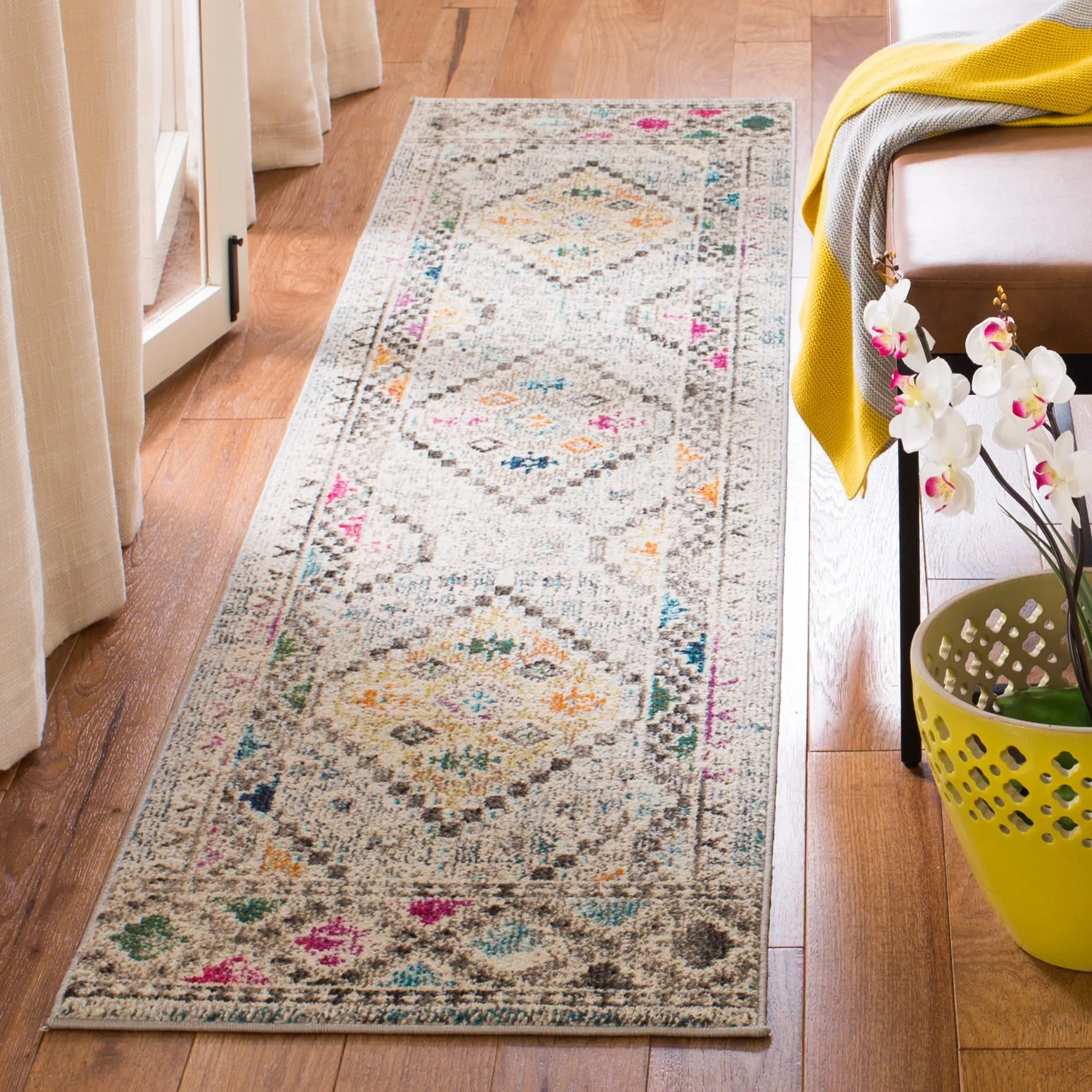 SAFAVIEH. Madison Hortensia Boho Diamond Distressed Rug