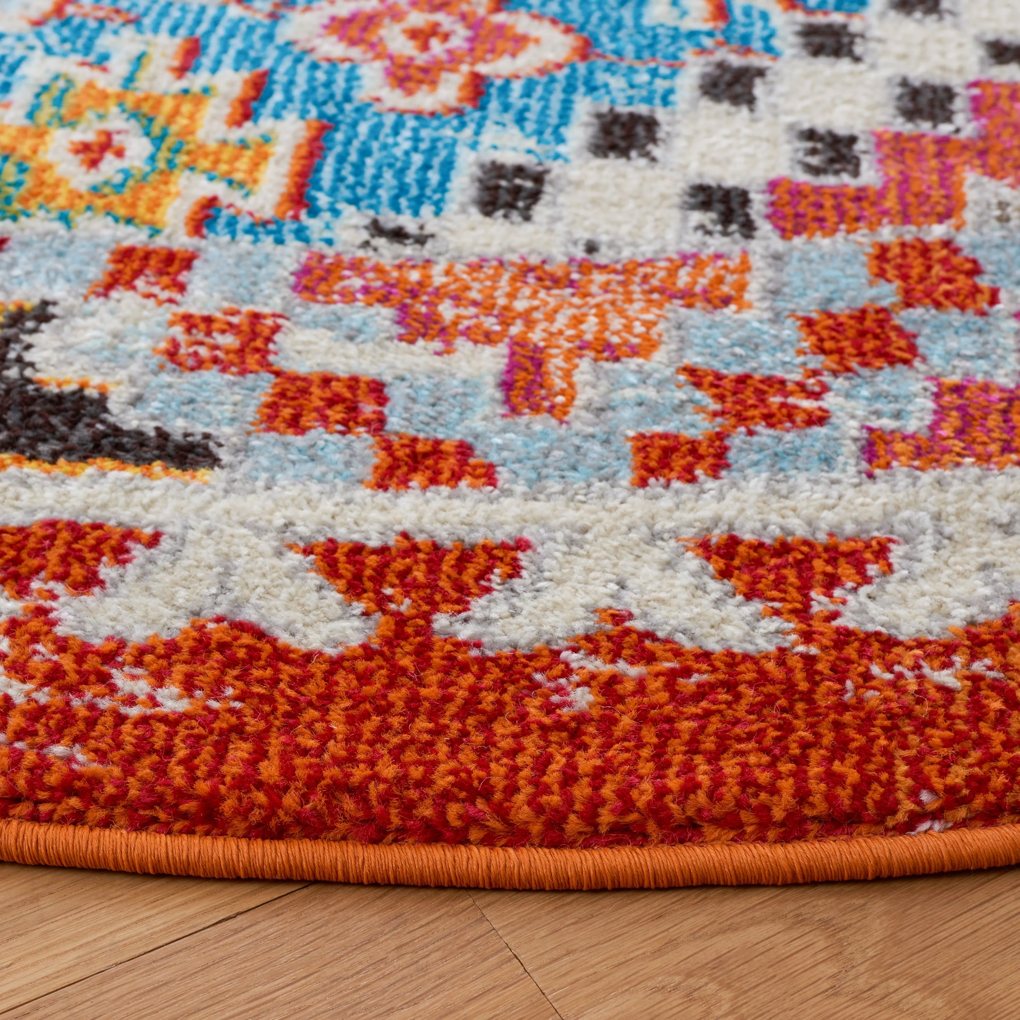 SAFAVIEH. Madison Hortensia Boho Diamond Distressed Rug