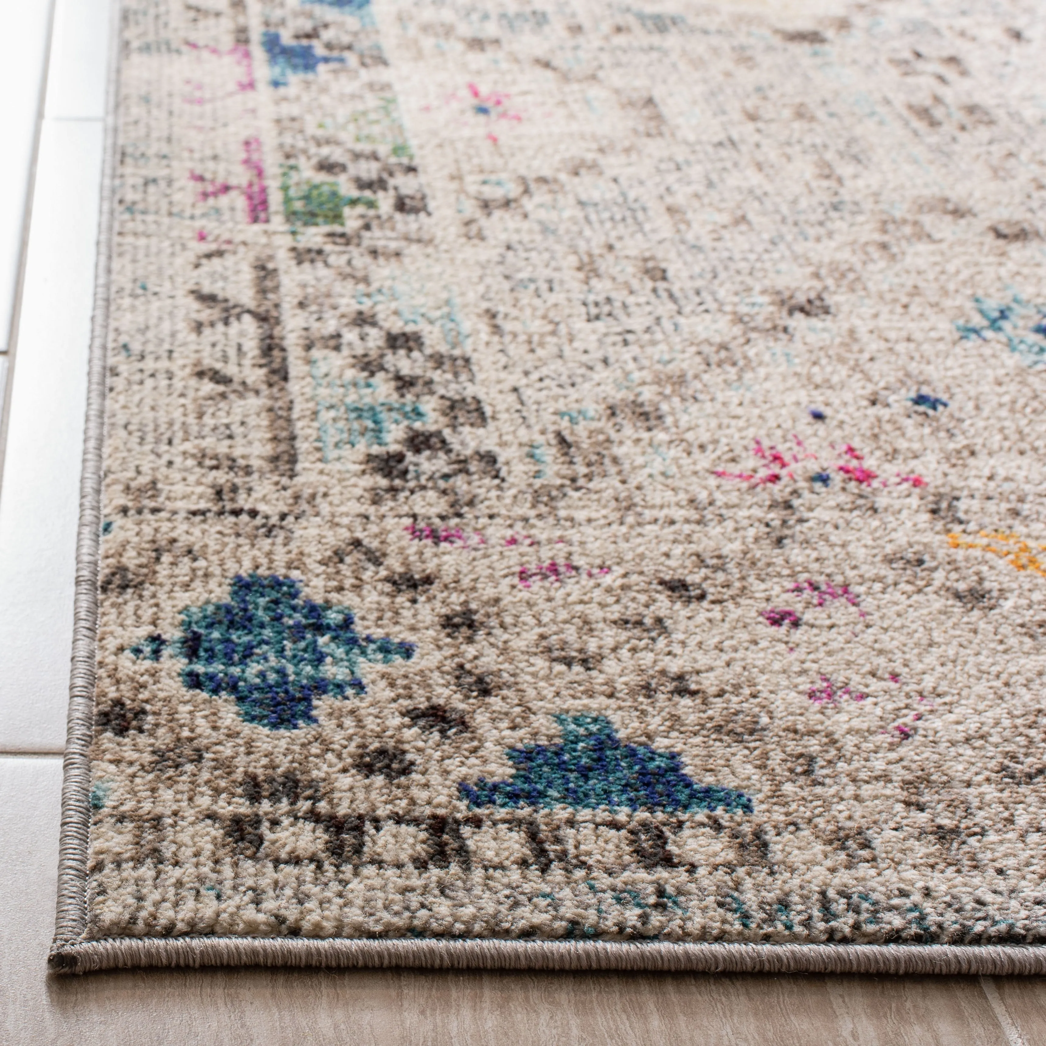 SAFAVIEH. Madison Hortensia Boho Diamond Distressed Rug