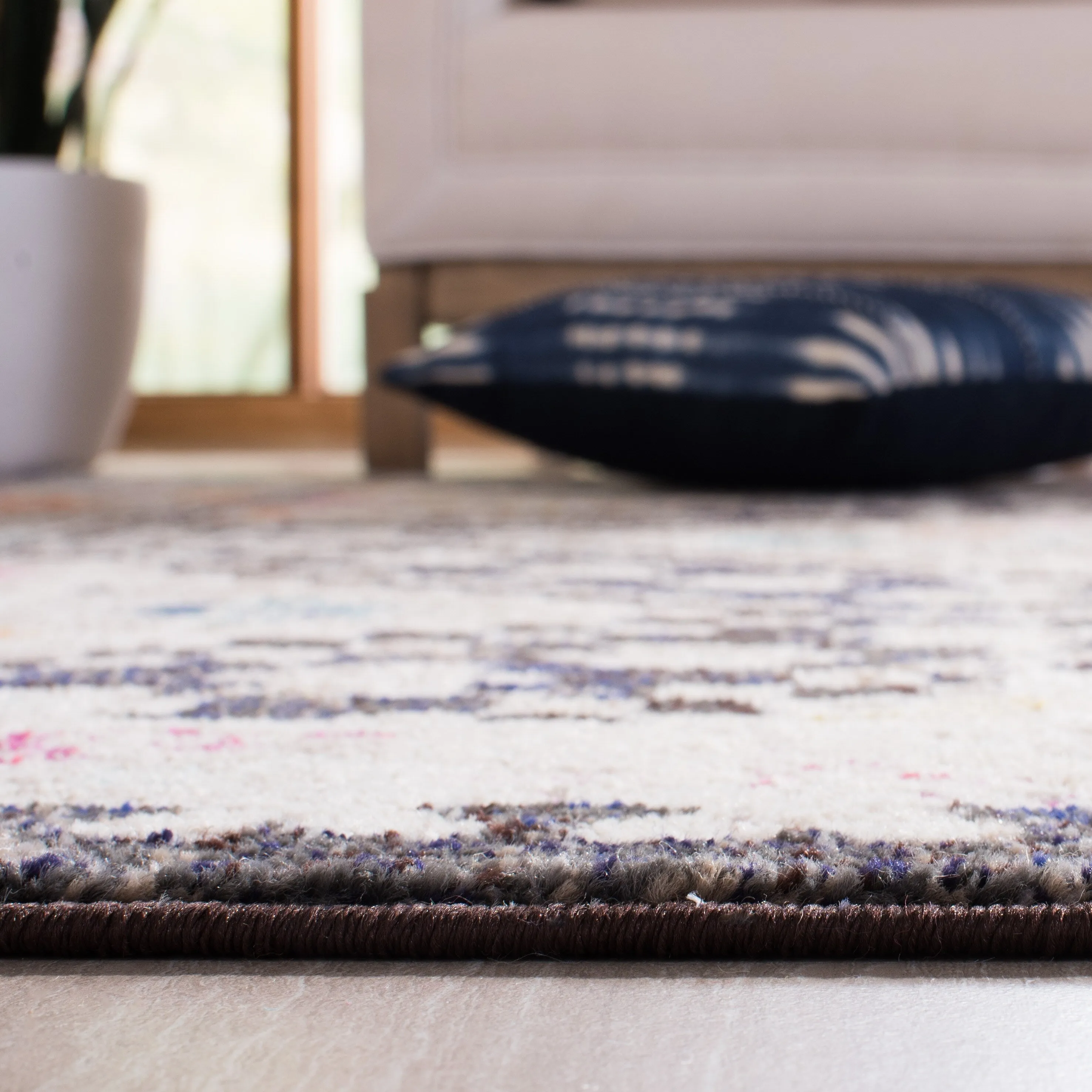 SAFAVIEH. Madison Hortensia Boho Diamond Distressed Rug