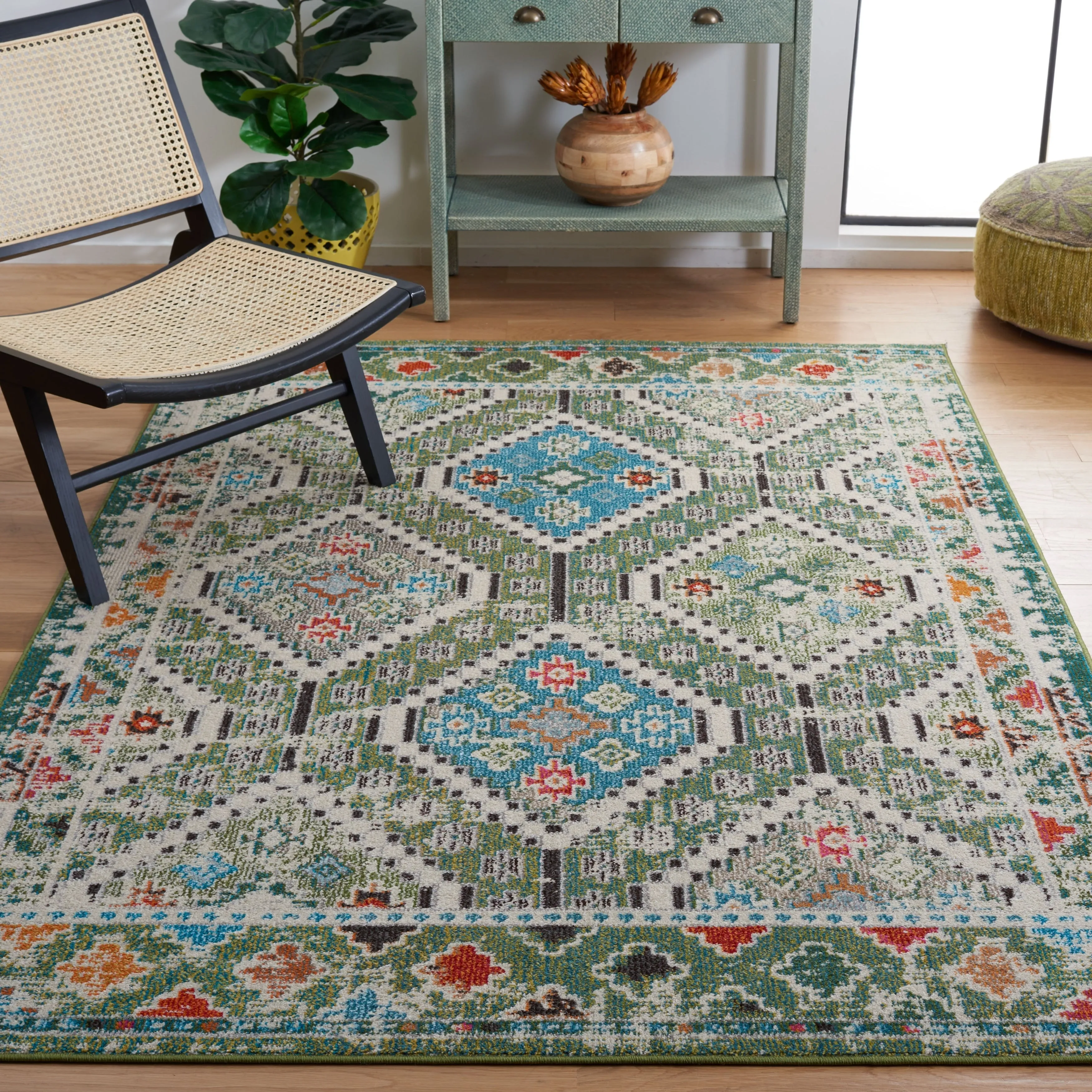 SAFAVIEH. Madison Hortensia Boho Diamond Distressed Rug