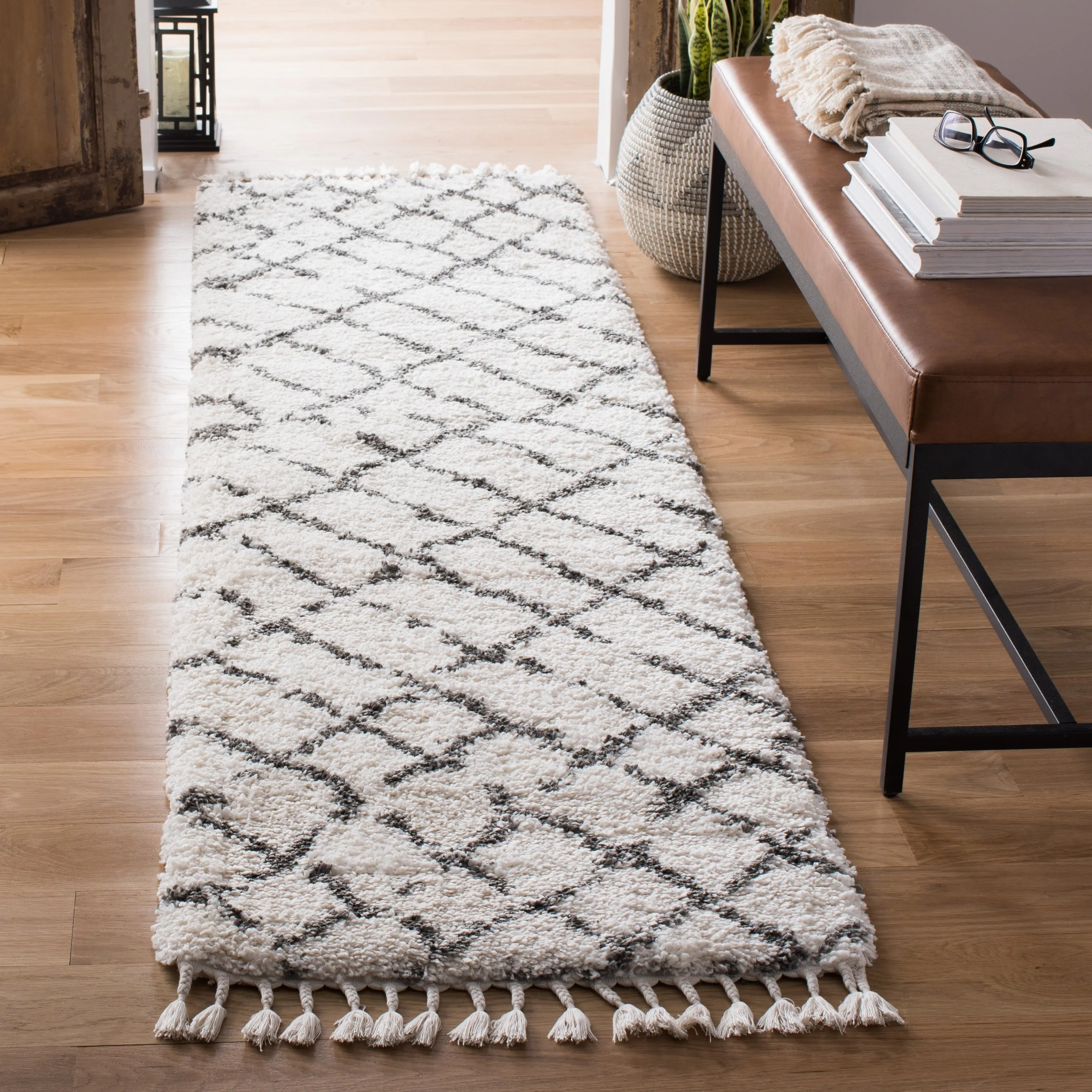 SAFAVIEH Moroccan Fringe Shag Oleta 2-inch Thick Rug
