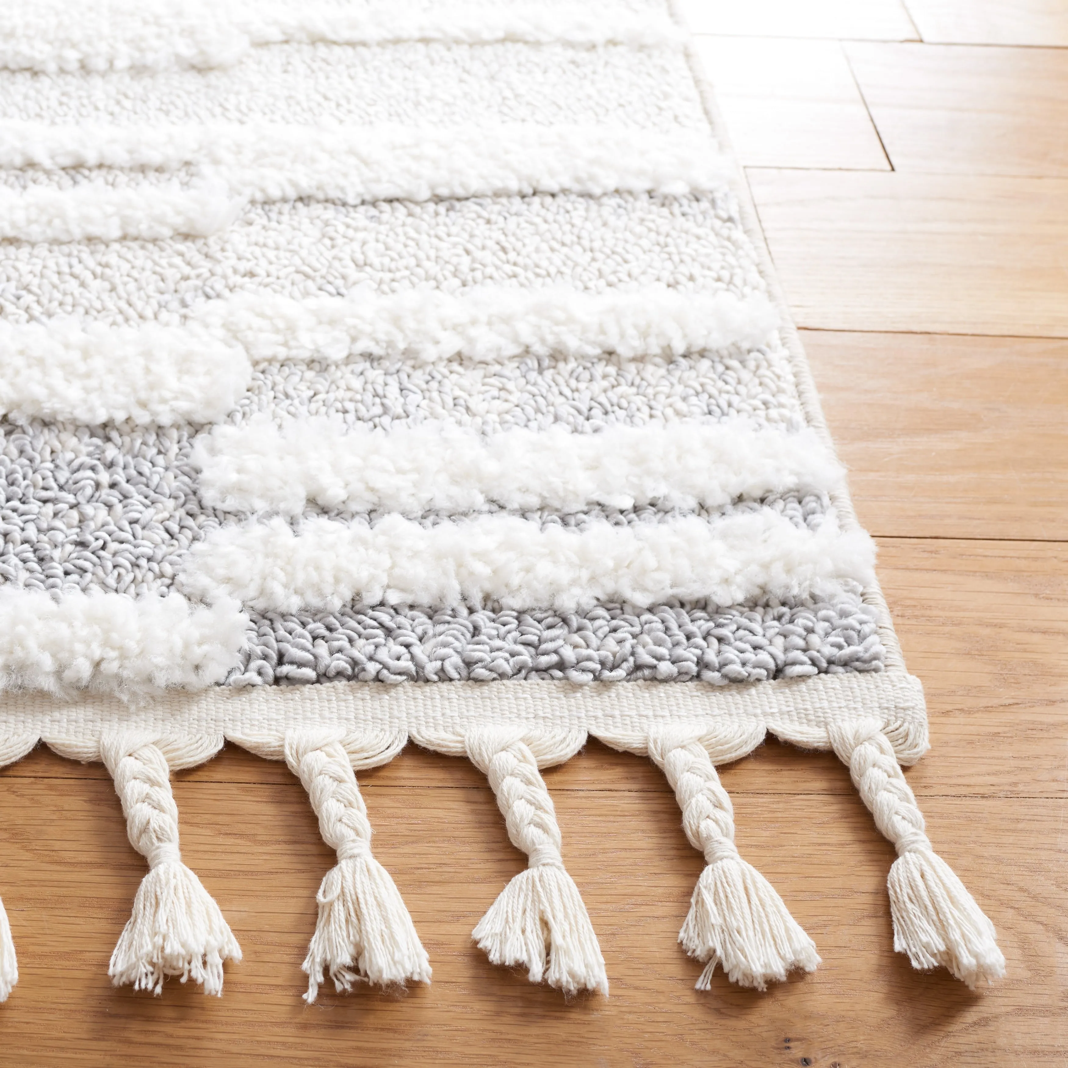 SAFAVIEH Moroccan Tassel Shag Eftimia 2-inch Thick Rug