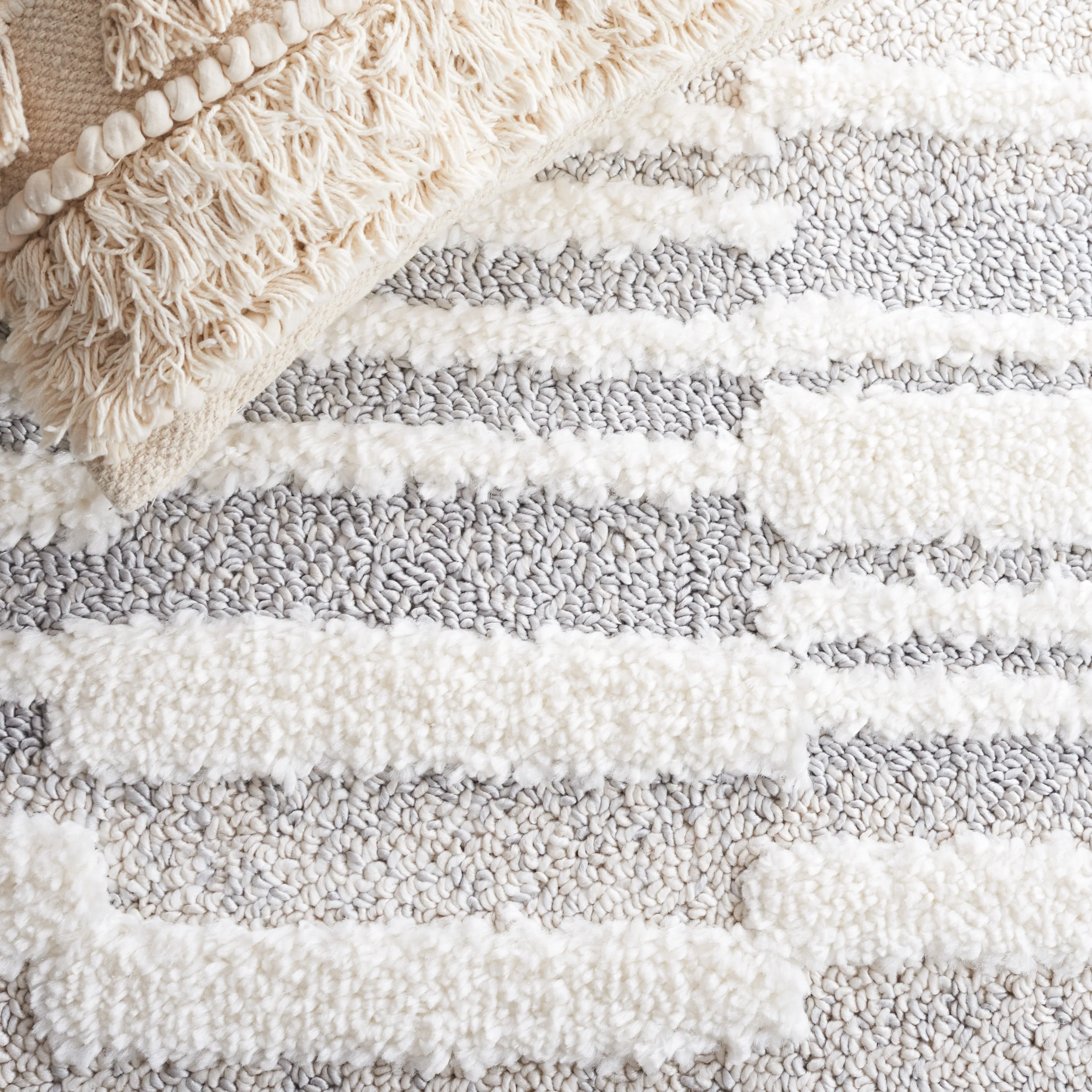SAFAVIEH Moroccan Tassel Shag Eftimia 2-inch Thick Rug