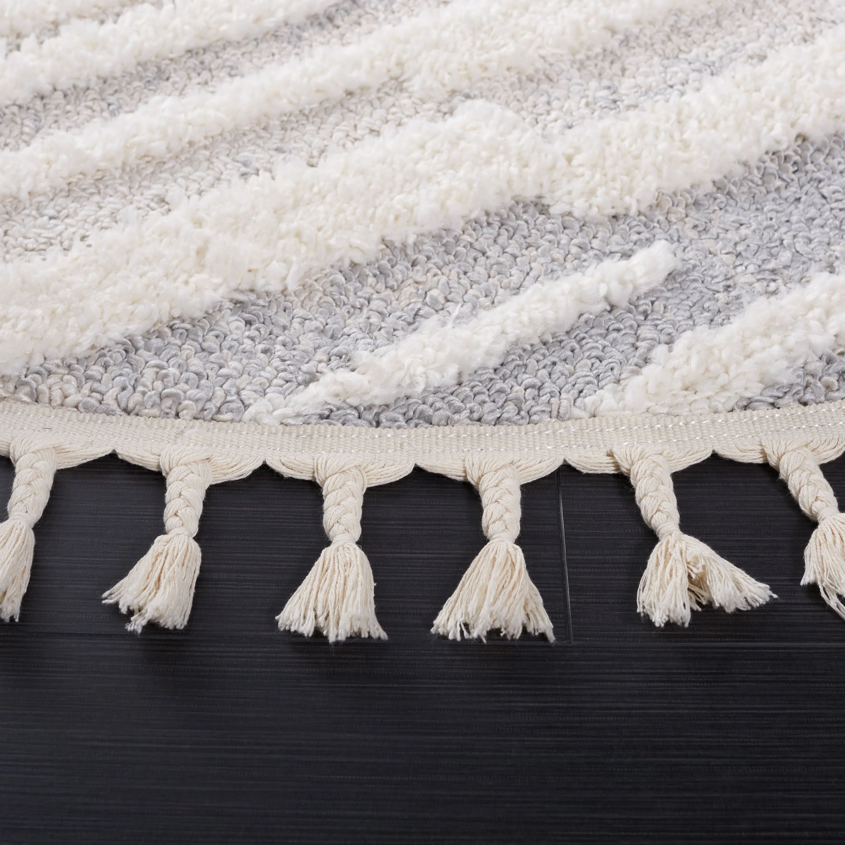 SAFAVIEH Moroccan Tassel Shag Eftimia 2-inch Thick Rug